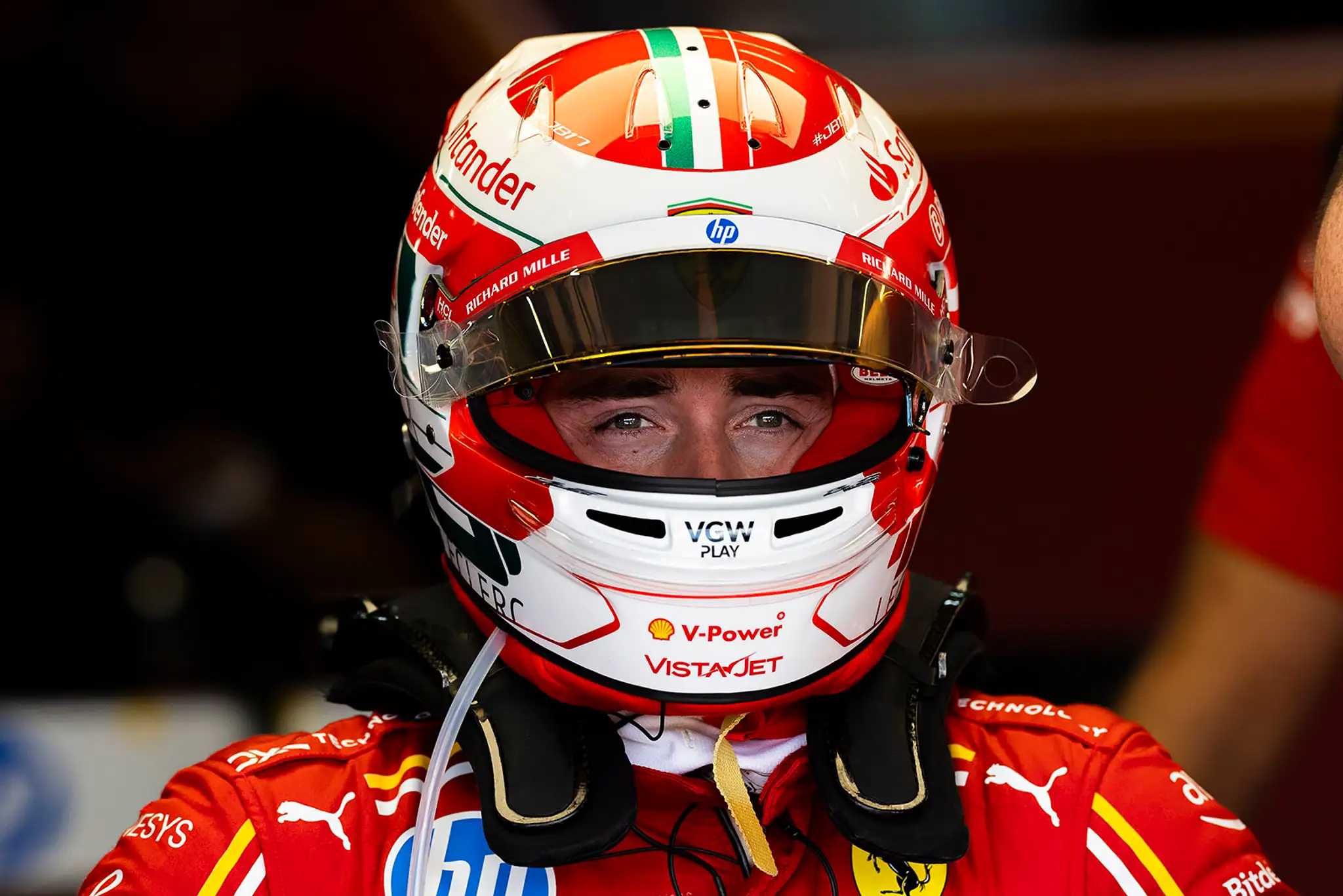 Detail na pilota Ferrari Charlesa Leclerca.