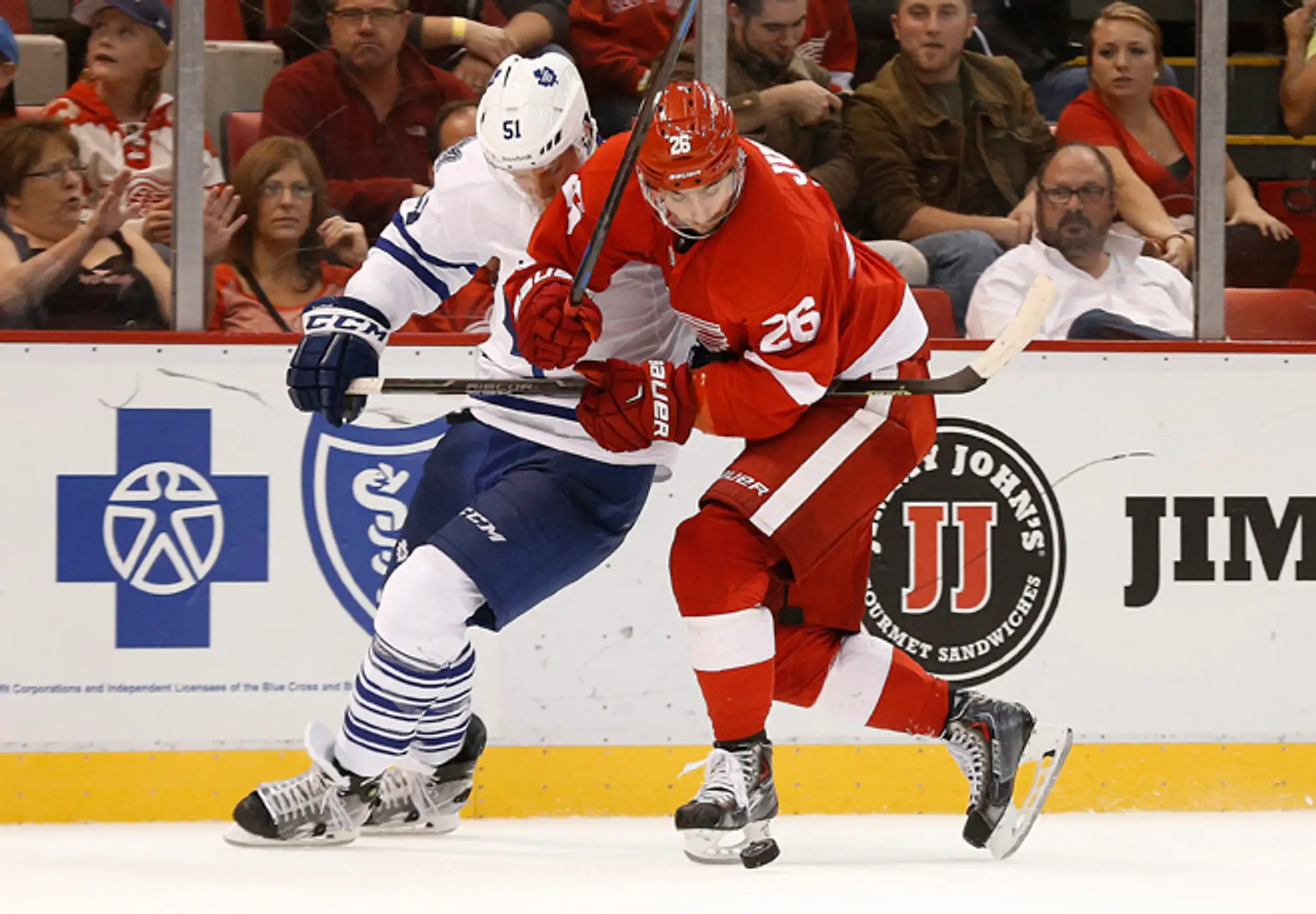 Vľavo Jake Gardiner (Toronto Maple Leafs) v súboji o puk s Tomášom Jurčom (Detroit Red Wings).