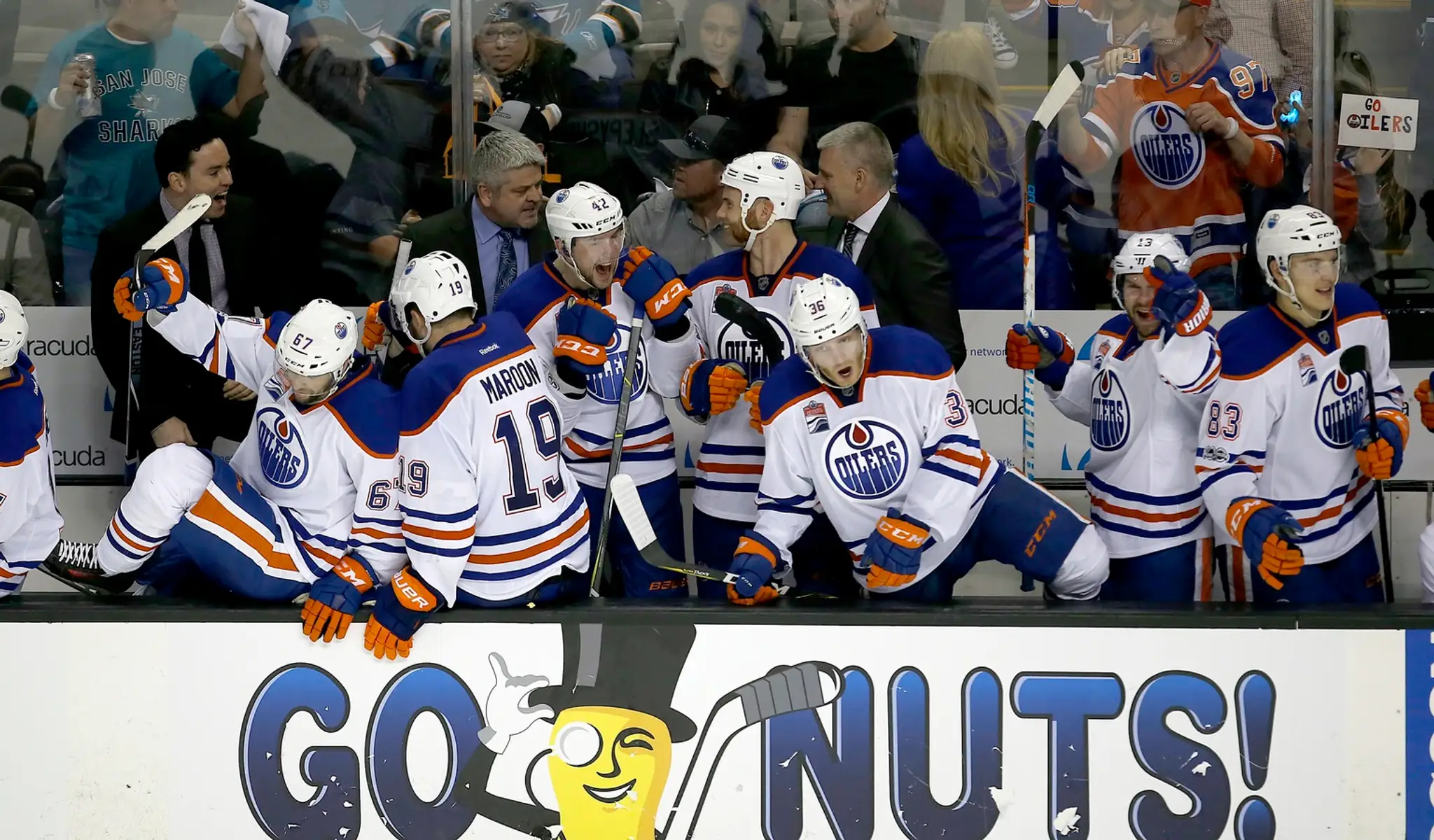 Hráči Edmontonu Oilers sa tešia z postupu do 2. kola play-off
