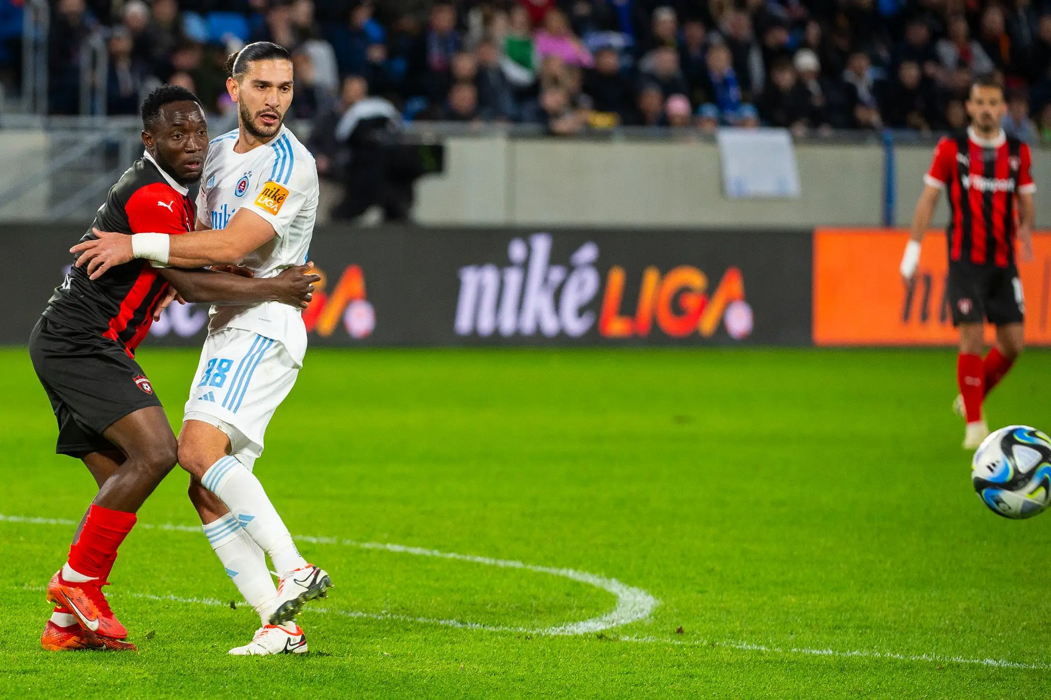 Zľava Philip Azango (Trnava) a Kyriakos Savvidis (Slovan) a Lukáš Pauschek (Slovan) v 2. kole nadstavbovej časti Niké ligy v skupine o titul.