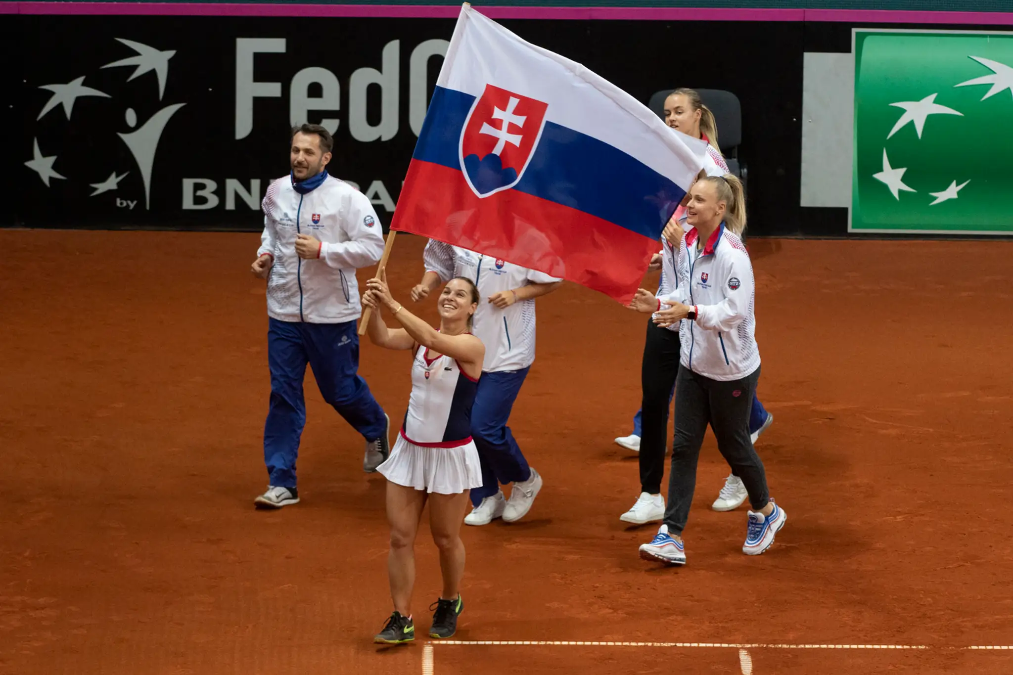 Radosť fedcupového tímu, zľava tréner Matej Lipták, Dominika Cibulková, Rebecca Šramková a Karolína Schmiedlová po získaní treti
