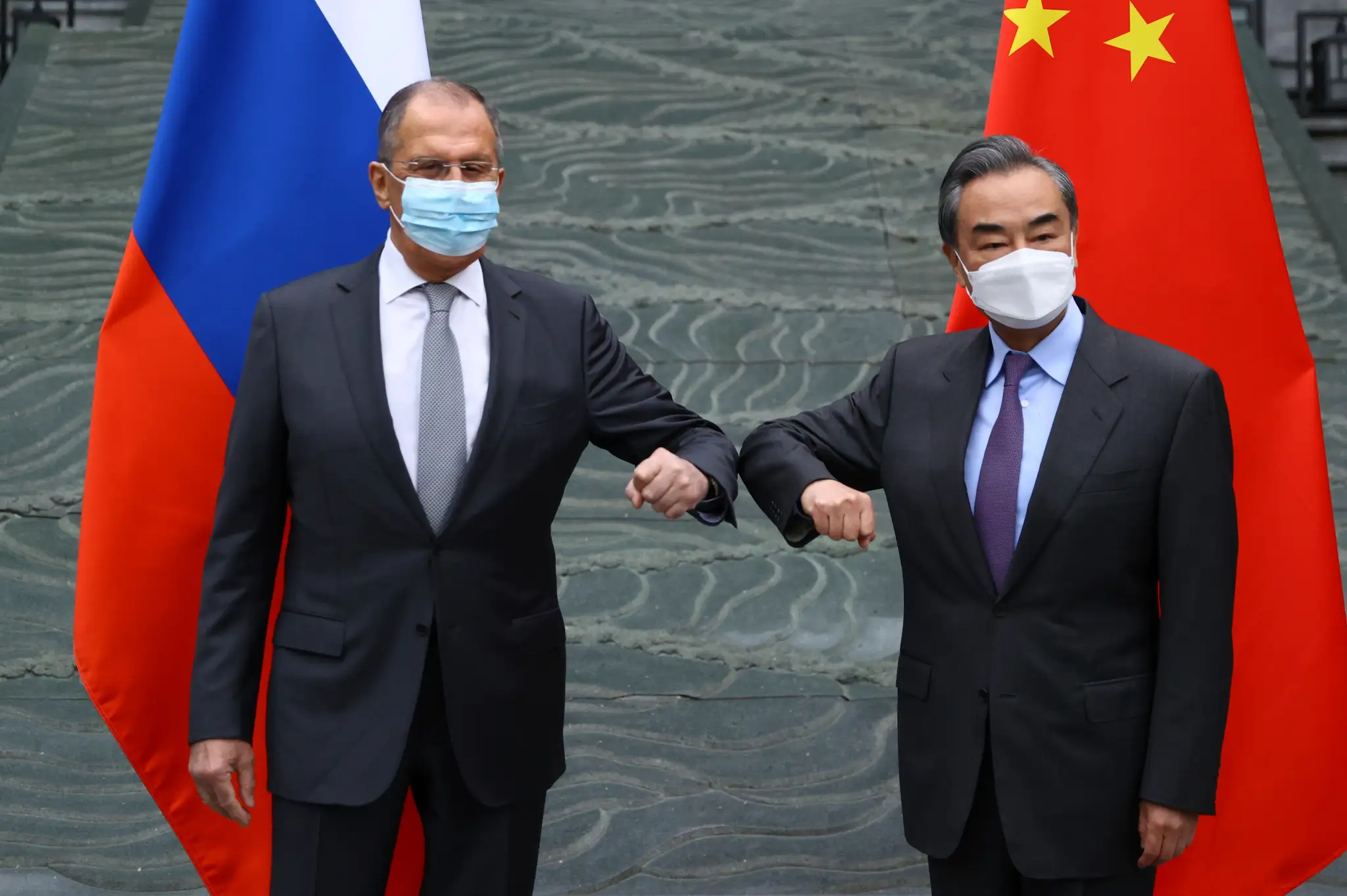 Ruský minister zahraničných vecí Sergej Lavrov (vľavo) a jeho čínsky rezortný kolega Wang I.