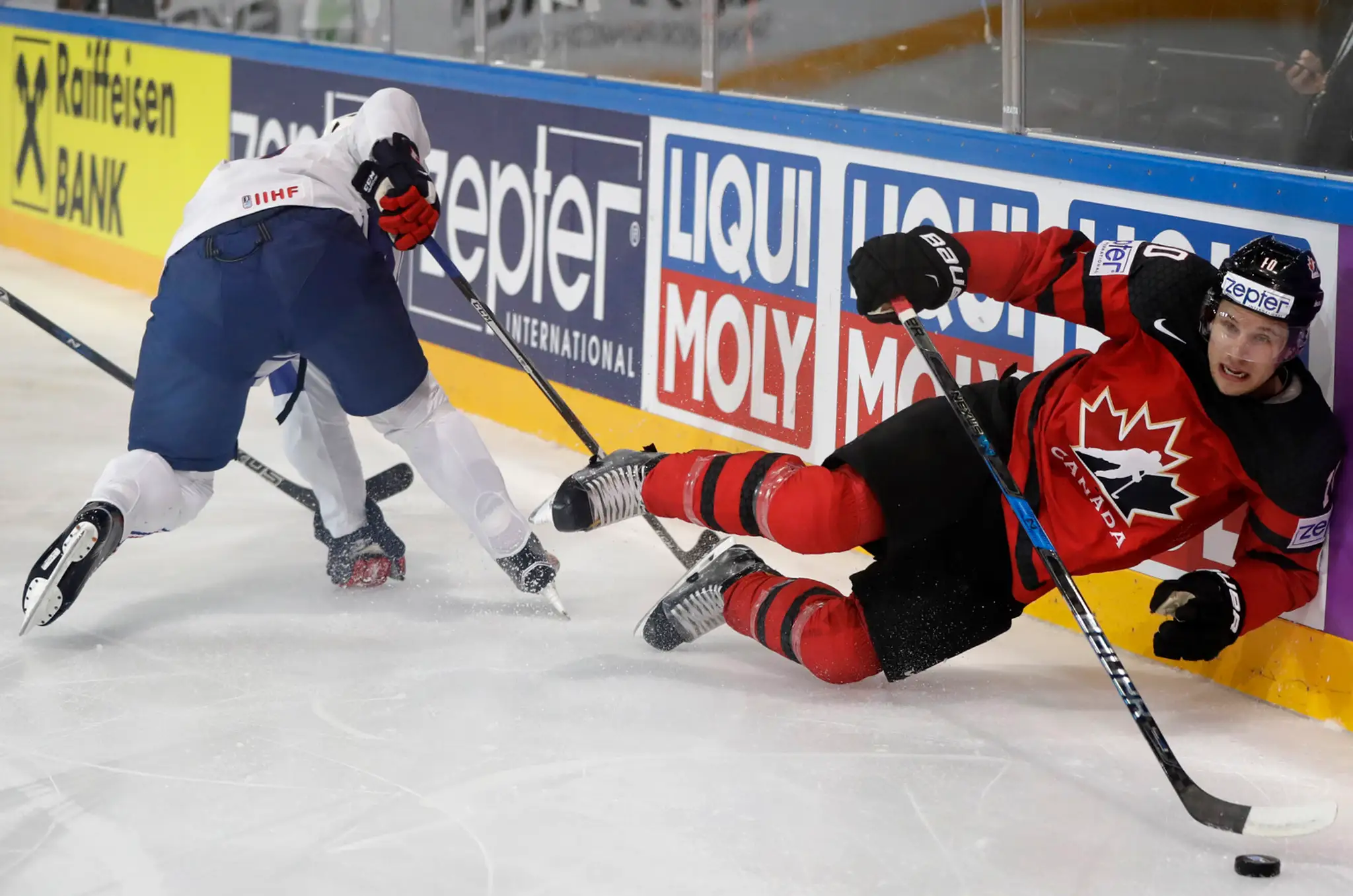V drsnom súboji o puk Francúz Pierre-Edouard Bellemare (vľavo) a Brayden Schenn z Kanady na MS 2017.
