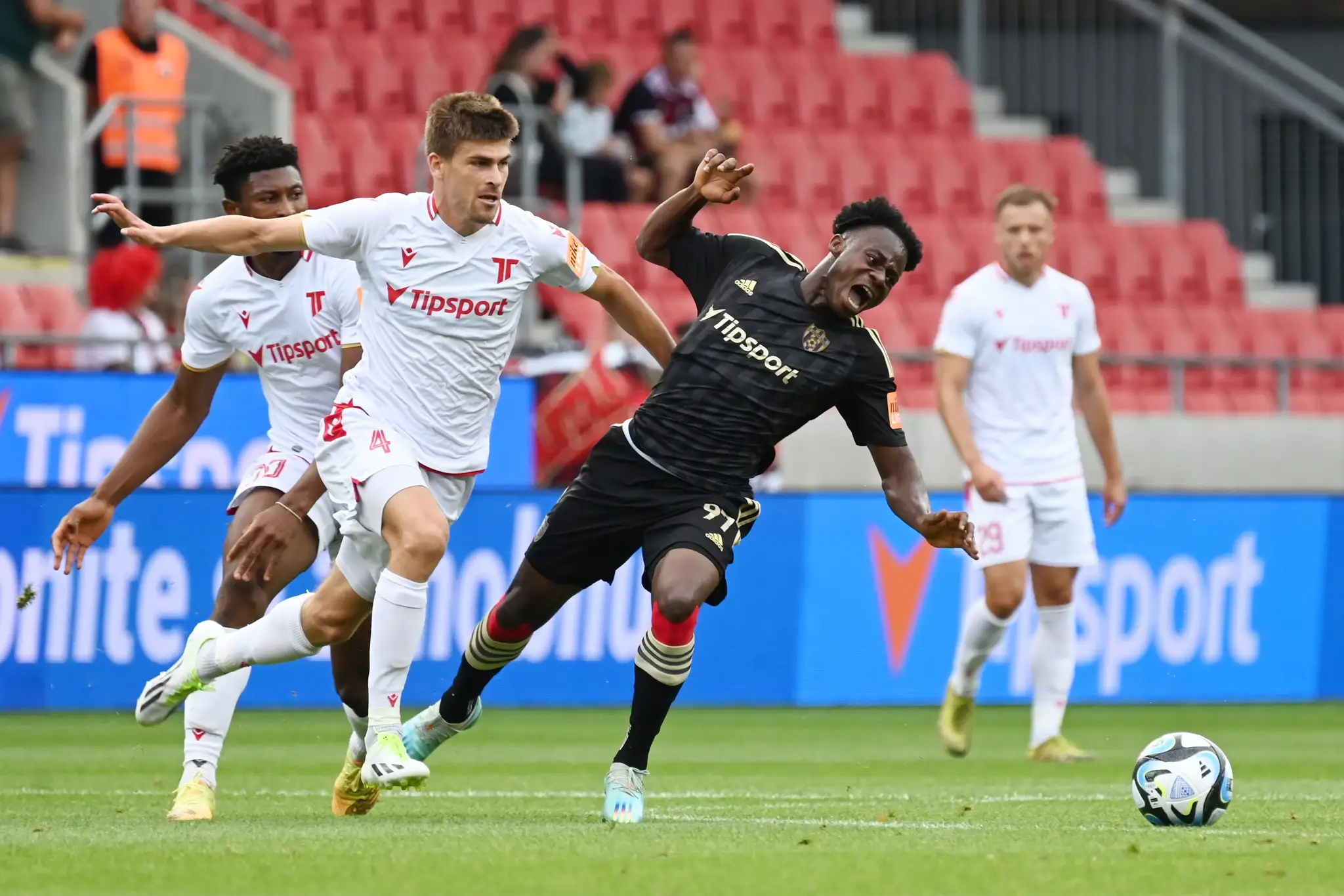 Na snímke uprostred futbalista Trnavy Kelvin Ofori a hráč Trenčína Samuel Kozlovský.