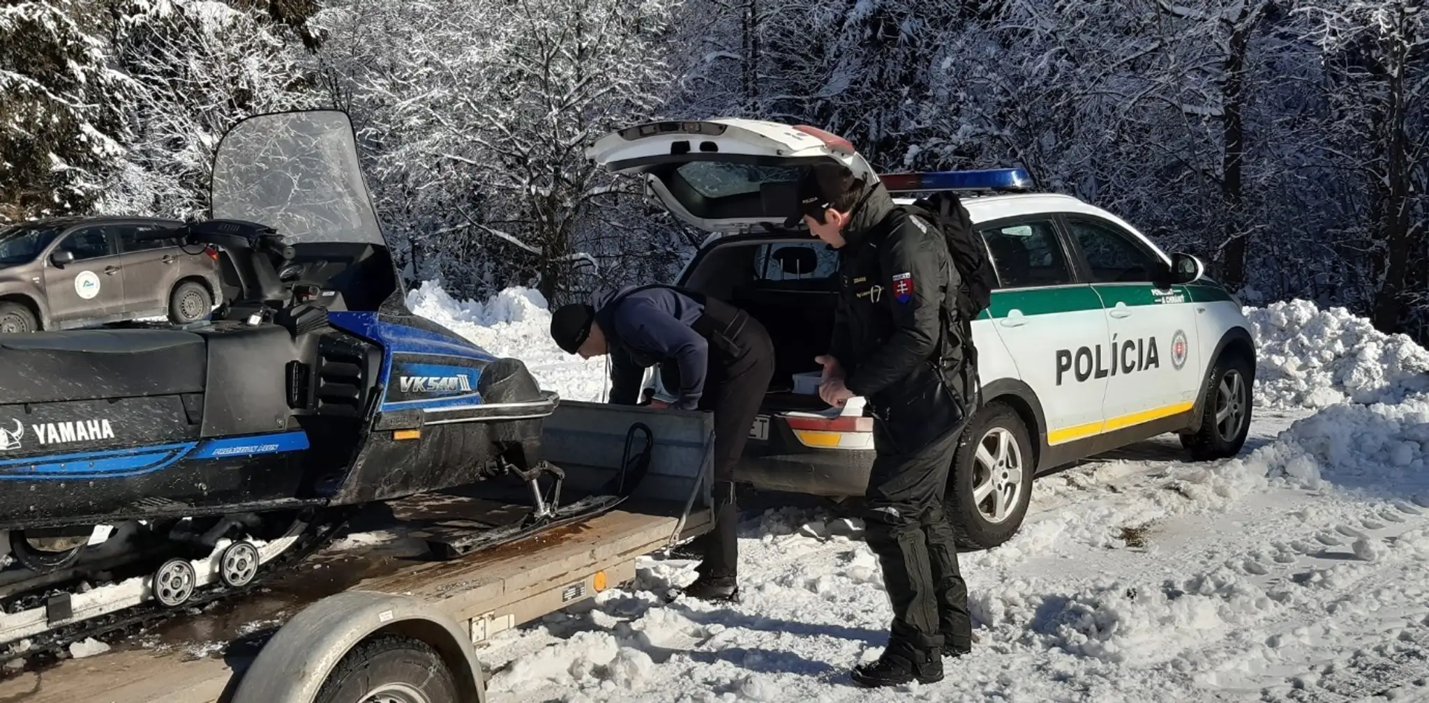 Hokejista Peter Zuzin ukazuje miesto, kde narazil.