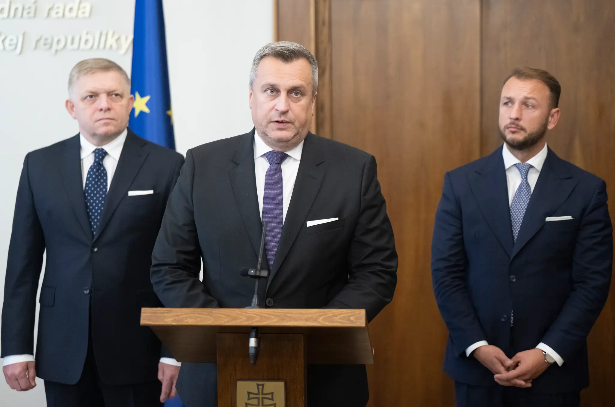 Na snímke predsedovia koaličných strán Robert Fico (SMER-SD, vľavo), Matúš Šutaj Eštok (Hlas-SD, vpravo) a Andrej Danko (SNS, uprostred)