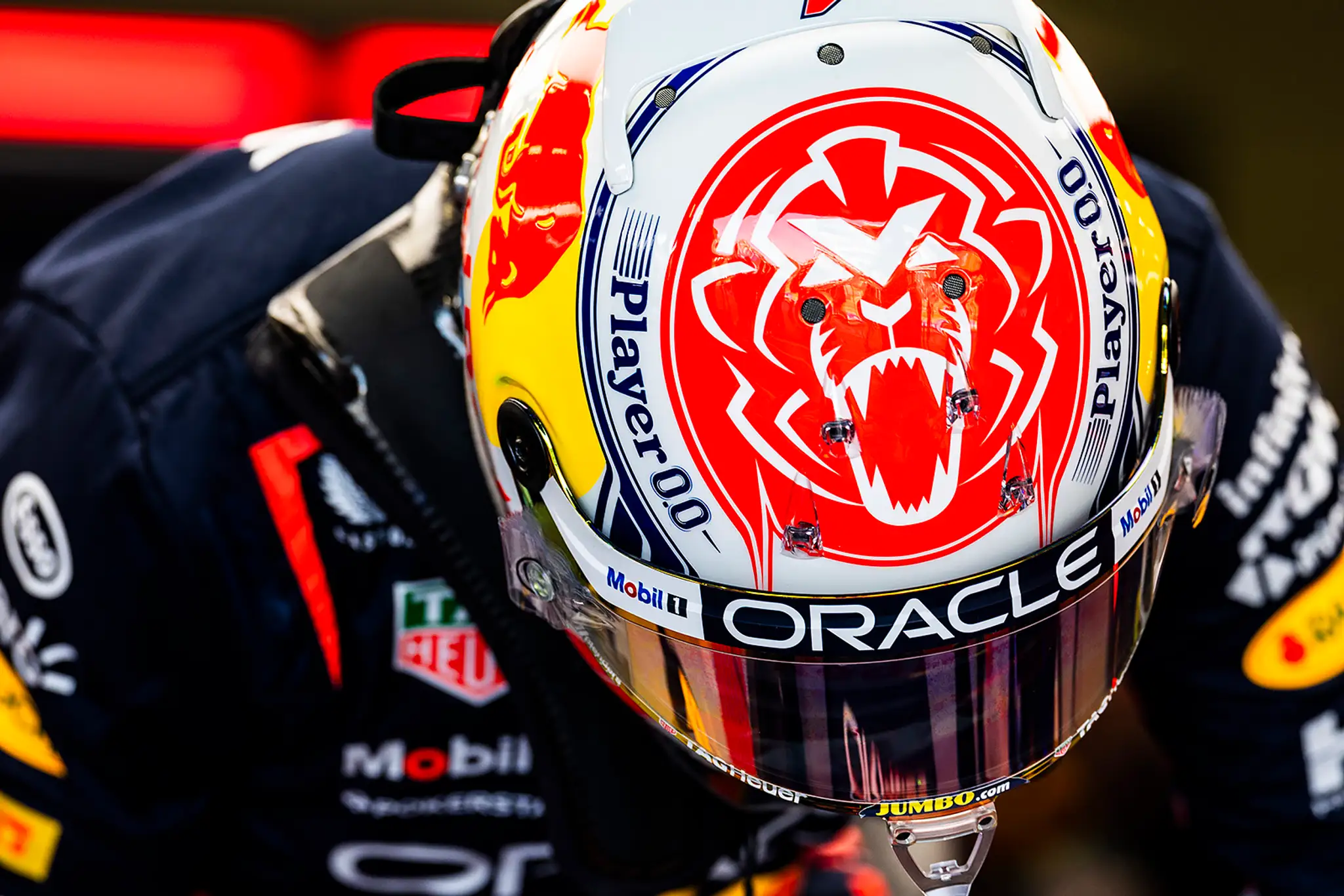 Holaďan Max Verstappen nasadá do svojho monopostu.