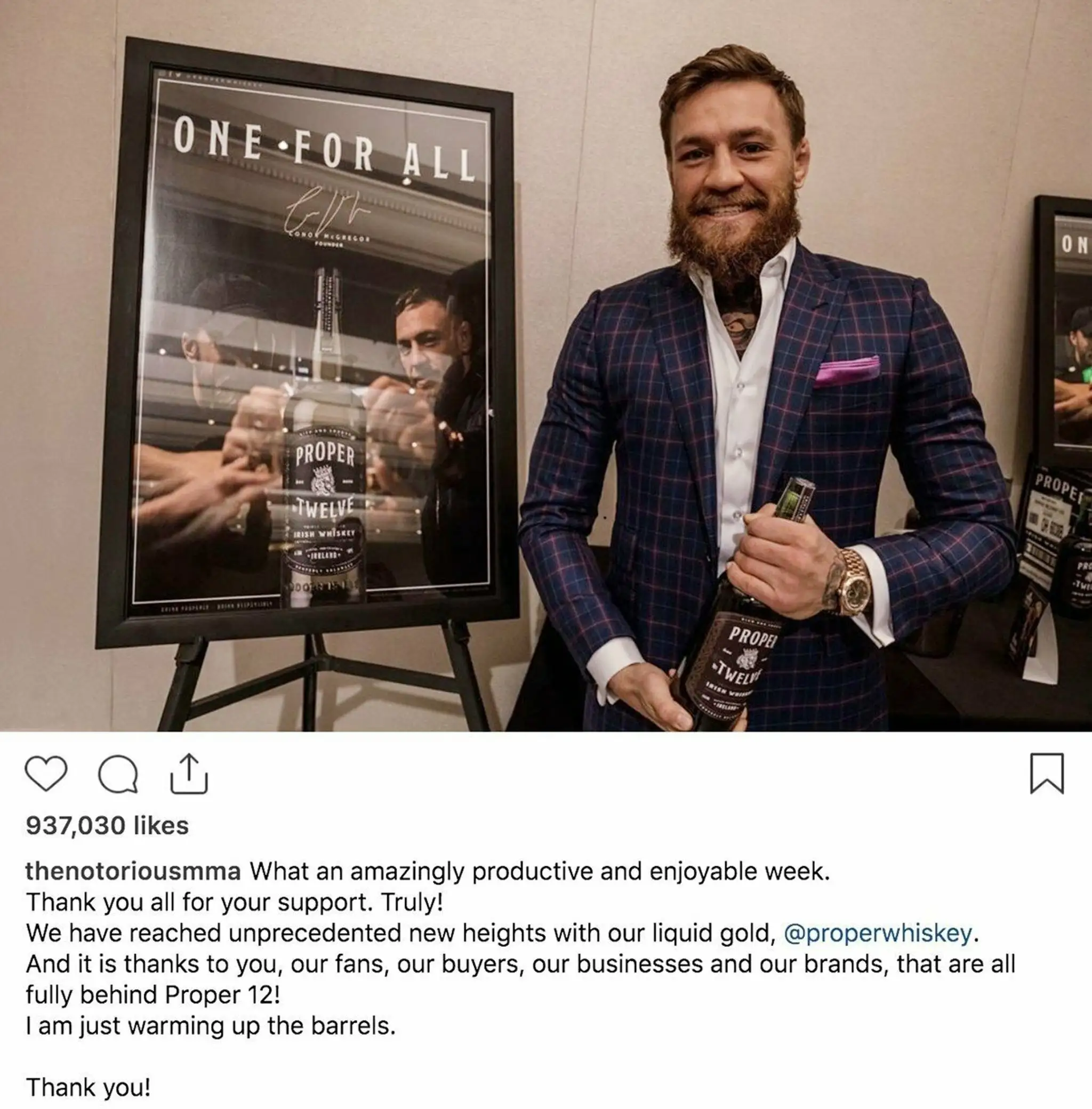 Ivan Kmotrík mladší so vztýčenou pravicou zdraví fanúšikov.