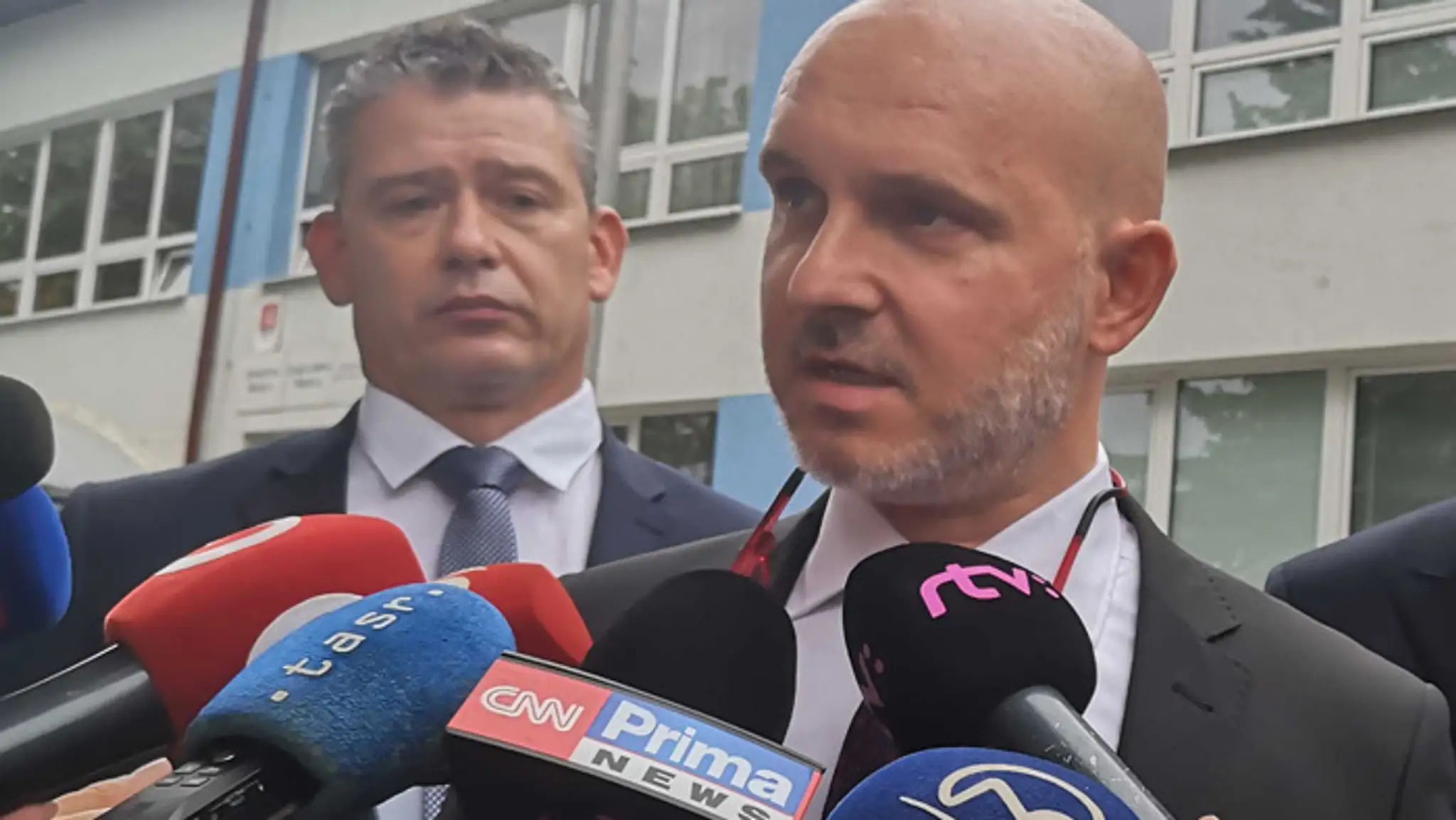 Vyšetrovatelia na mieste útoku muža na Spojenej škole vo Vrútkach.