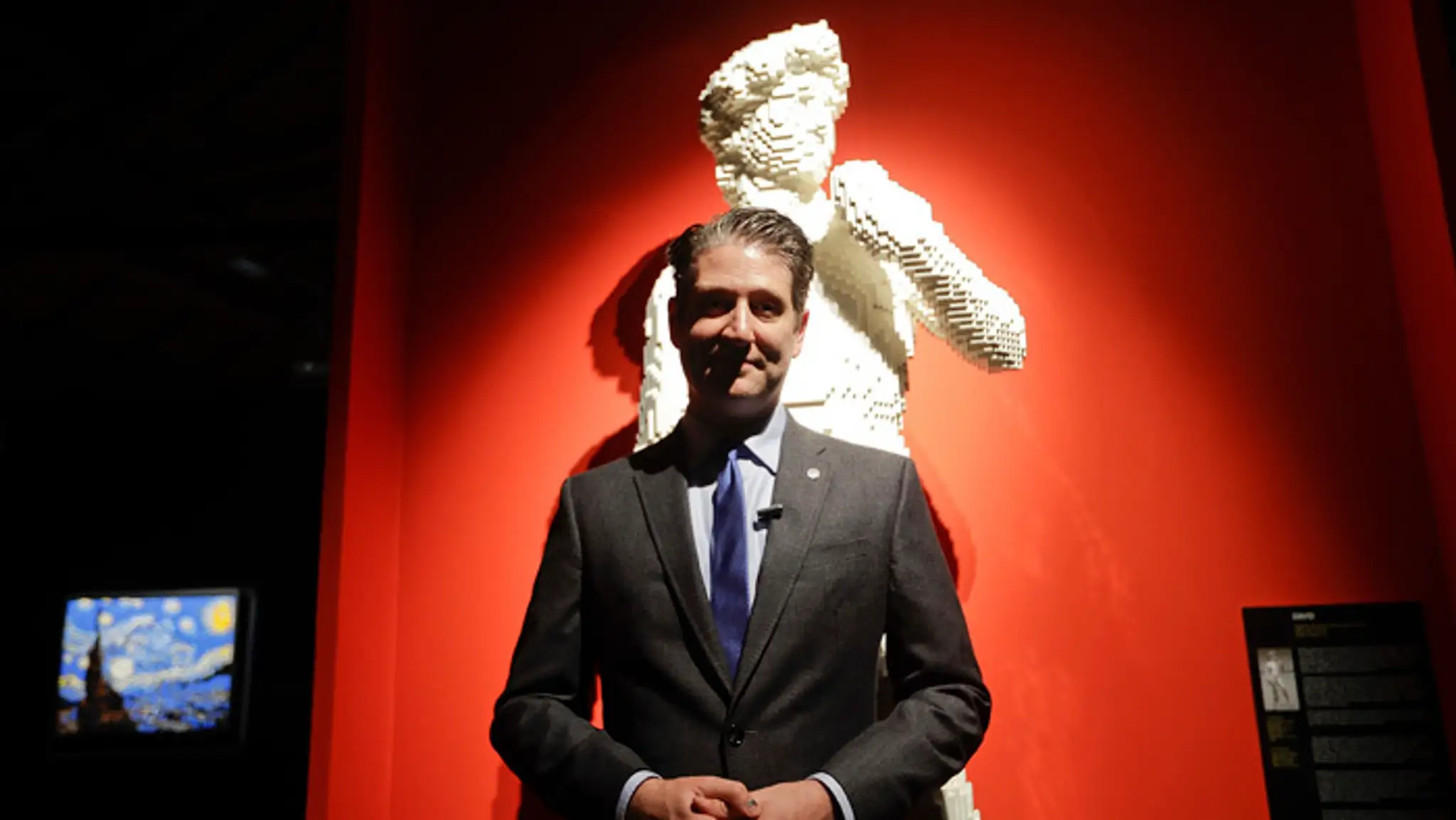 Americký umelec Nathan Sawaya s replikou Michelangelovho David z lega.