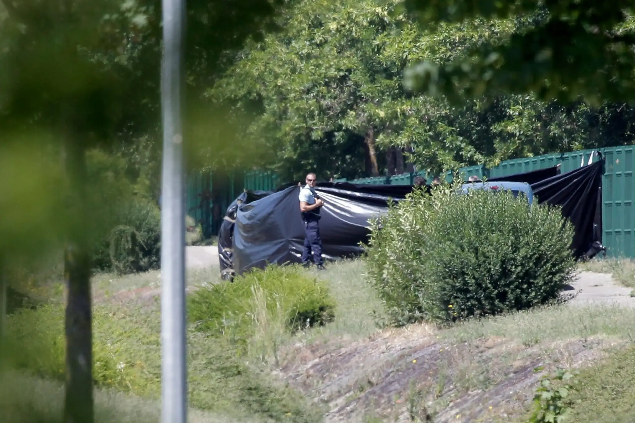 Francúzska polícia pátra po druhom mužovi.