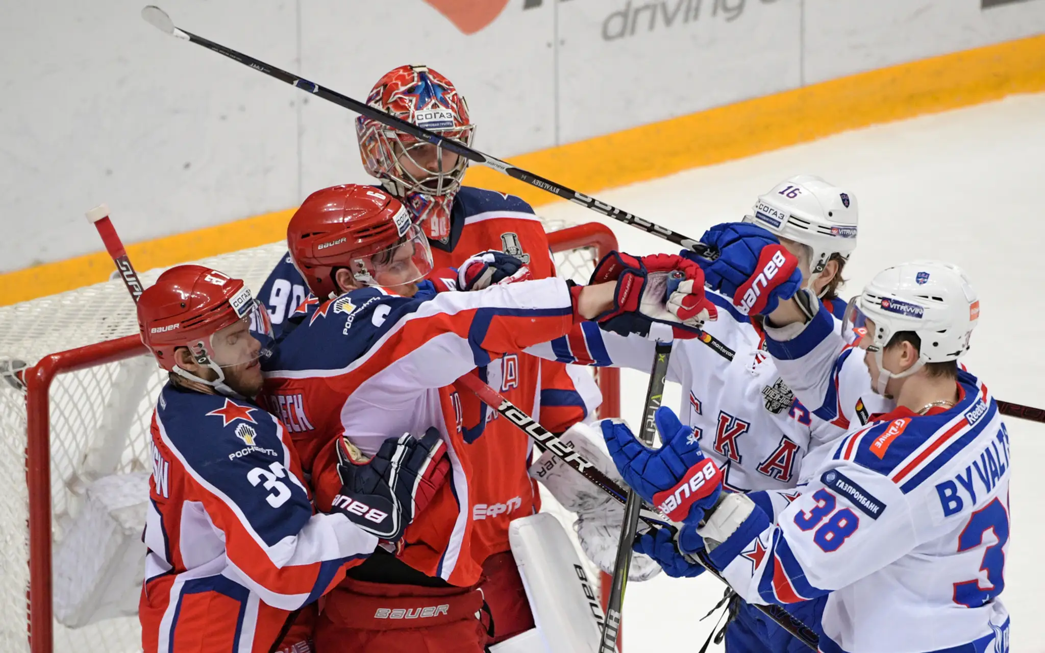 Zápas KHL medzi CSKA Moskva a SKA Petrohrad.