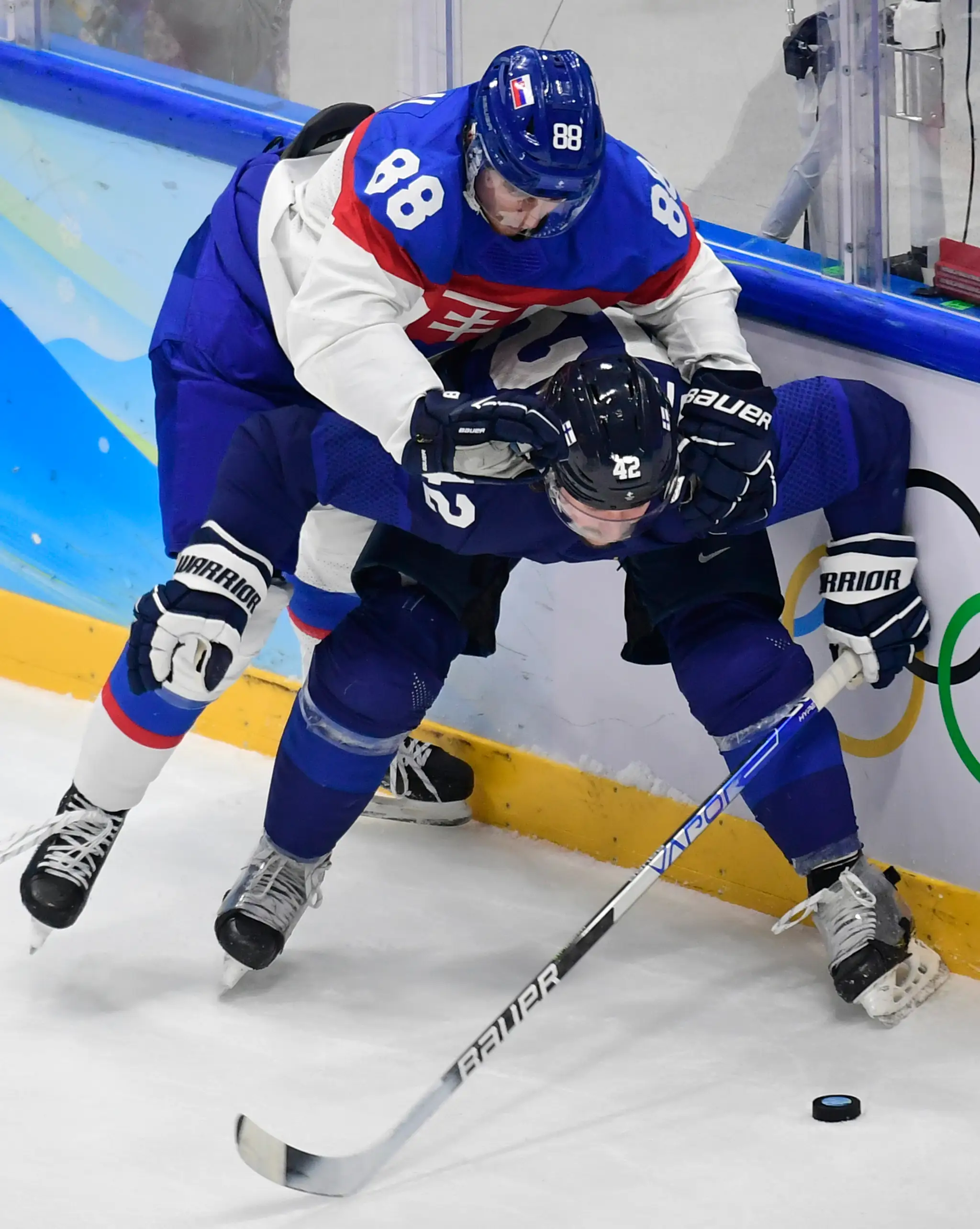 Zľava Kristián Pospíšil a Fín Sami Vatanen v semifinále ZOH 2022.