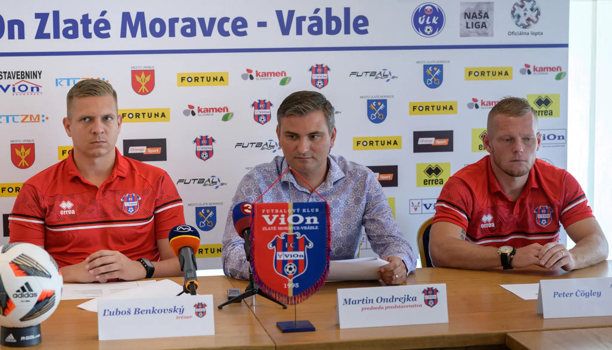 Zľava tréner Moraviec Ľuboš Benkovský, predseda predstavenstva Martin Ondrejka a Peter Čögley.