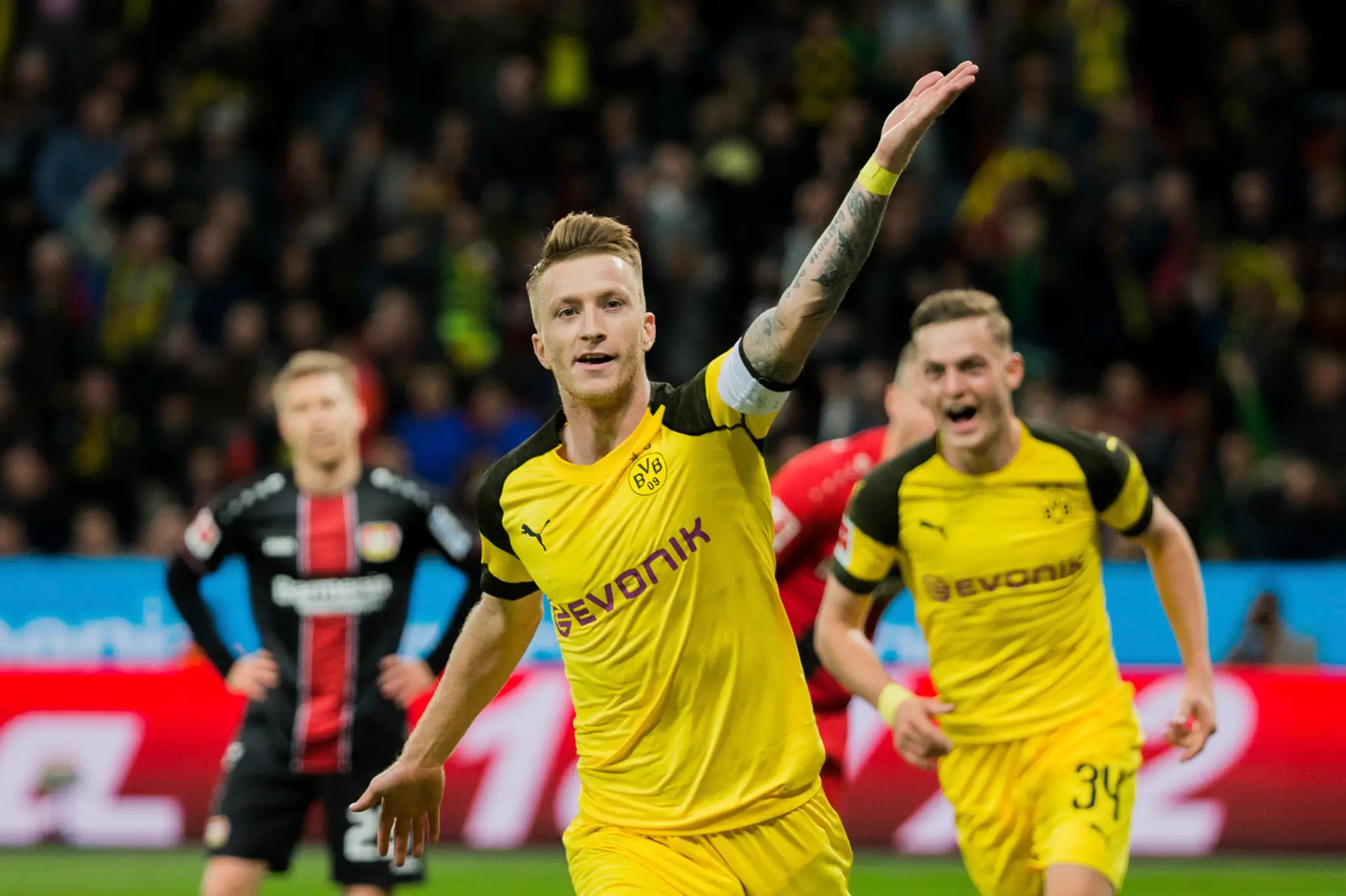 Kapitán Dortmundu Marco Reus oslavuje gól na pôde Leverkusenu.