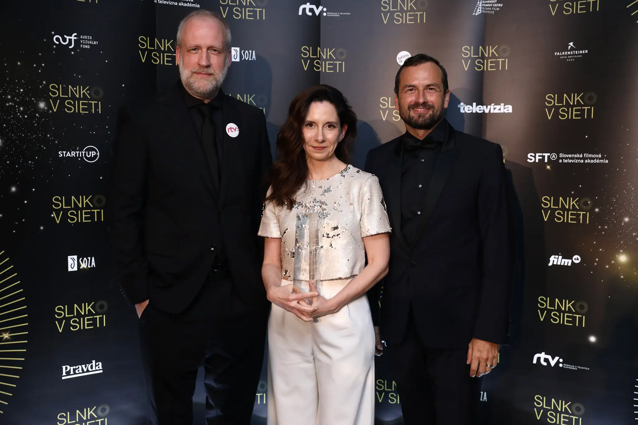 Peter Bebjak, Iva K. Jestřábová a Rasťo Šesták s cenou Slnko v sieti za Matematiku zločinu.