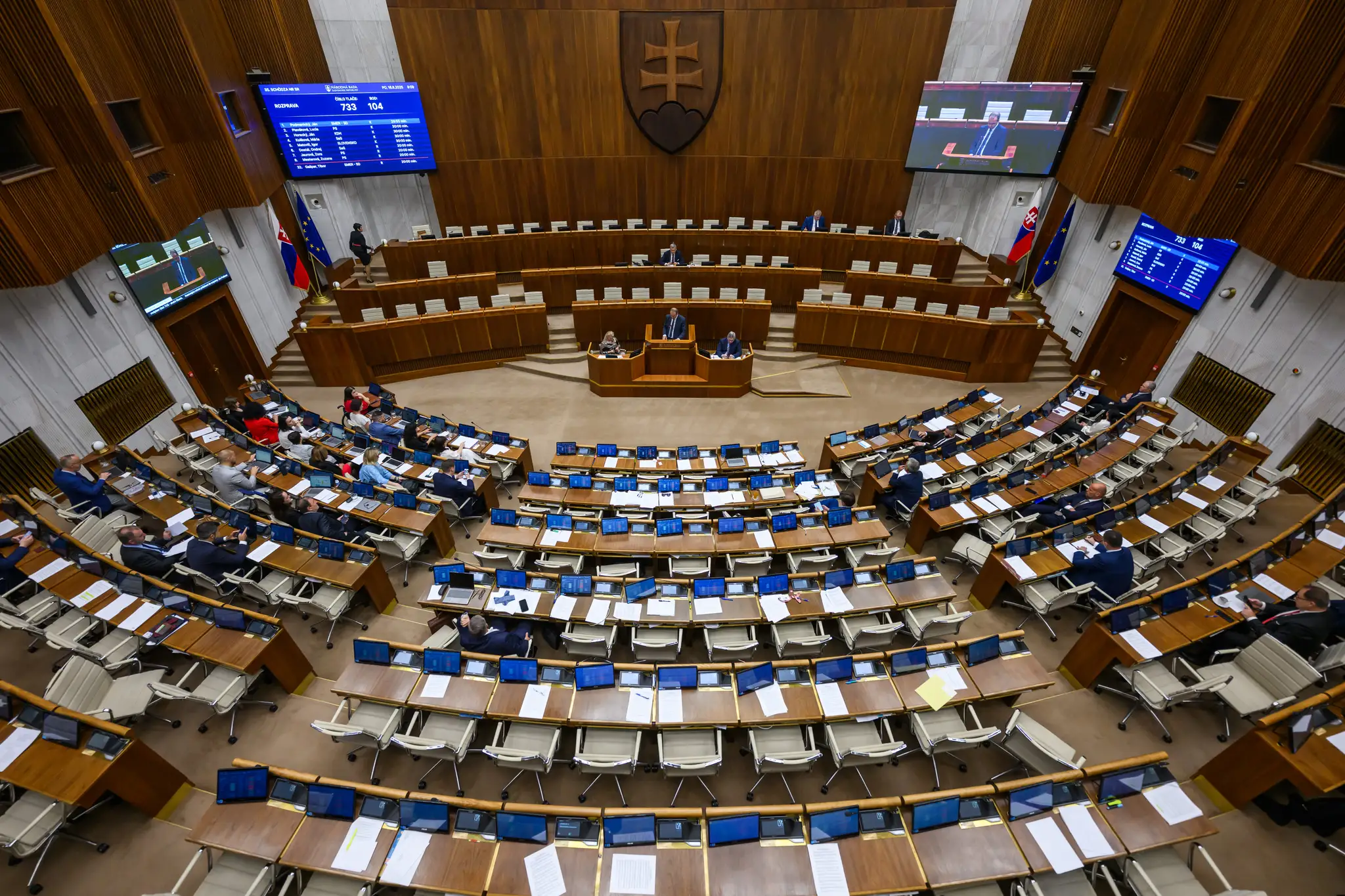Parlament stále rokuje o zmene ústavy