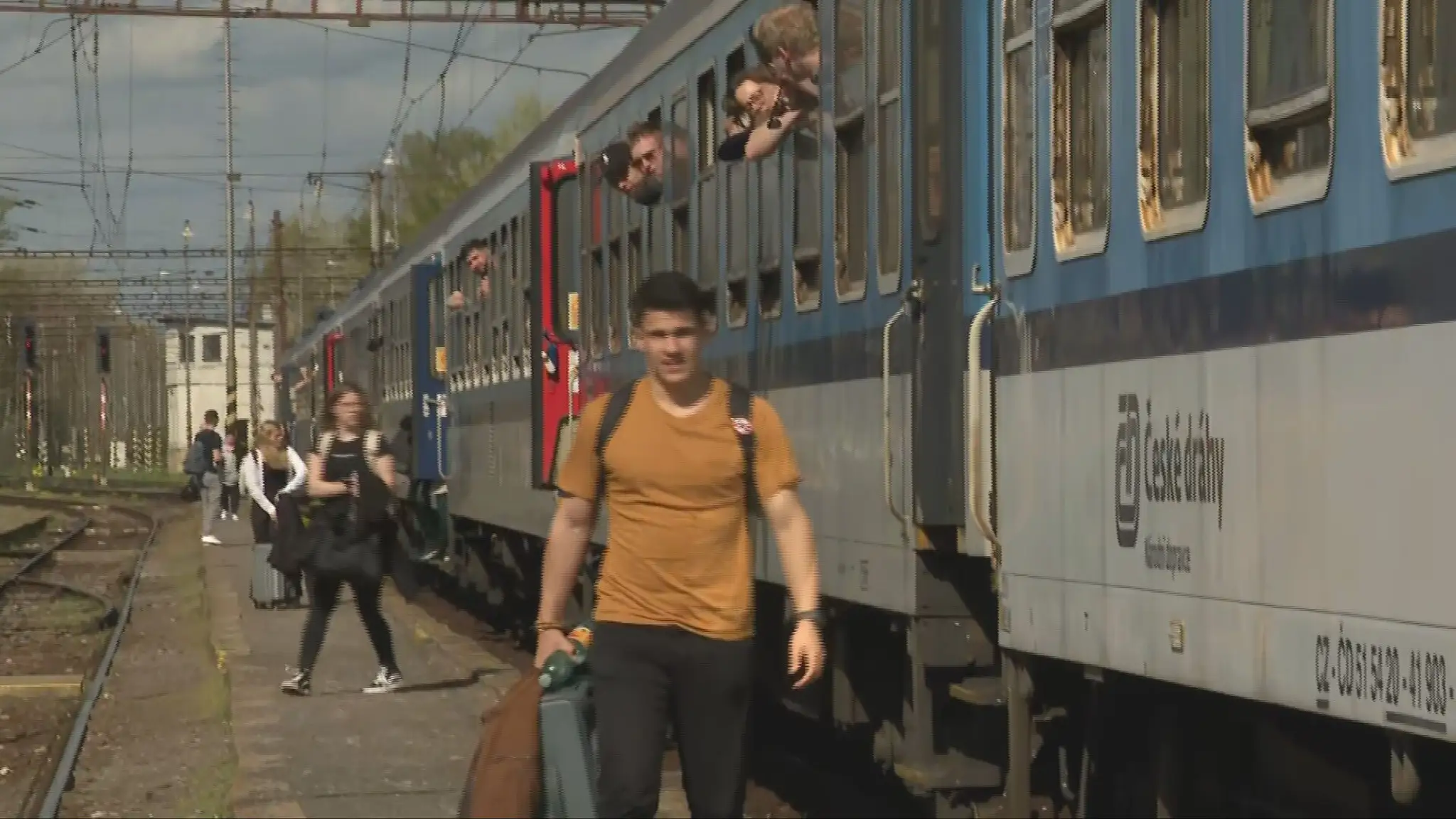 Študenti vystupujú z volebného vlaku.
