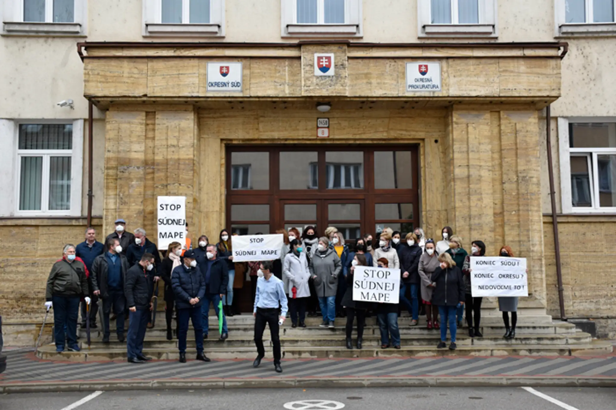 Zamestnanci súdu počas zhromaždenia proti zrušeniu súdu v Ružomberku.
