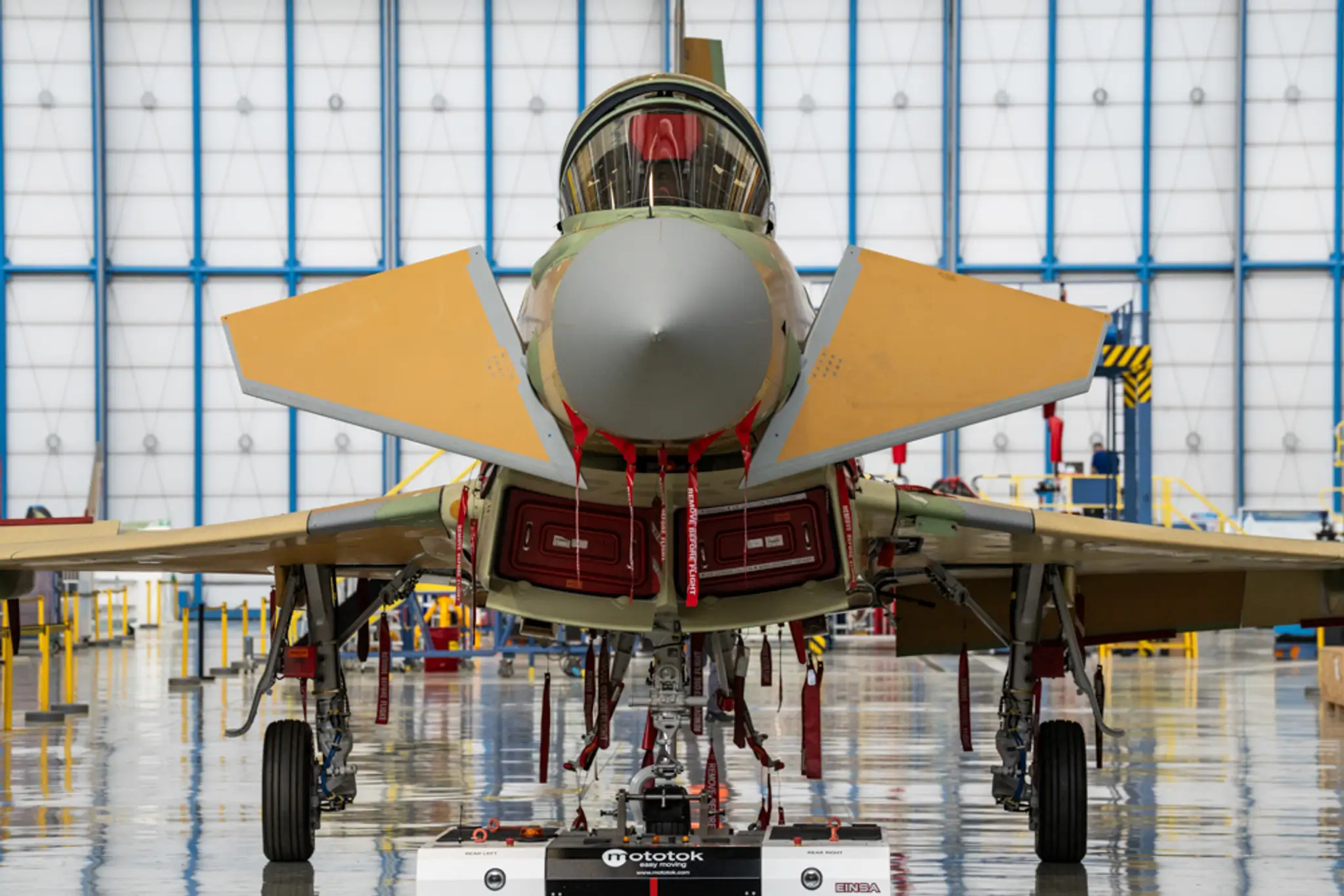 Prvé lietadlo Eurofighter vyrobené v rámci španielskeho programu Halcon I opustilo továreň v Getafe.