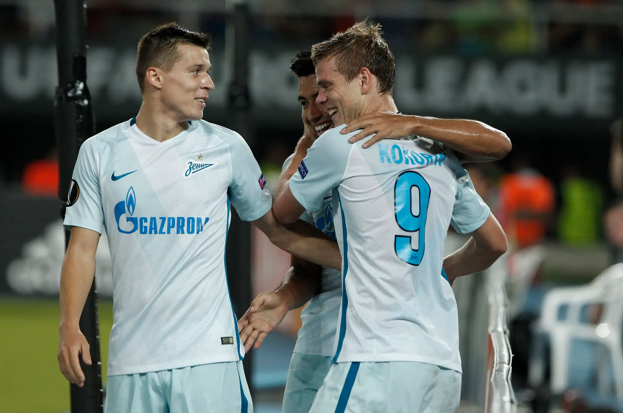 Aleksandr Kokorin (vpravo) prijíma gratulácie od spoluhráčov zo Zenitu v dueli EL proti Vardaru Skopje.