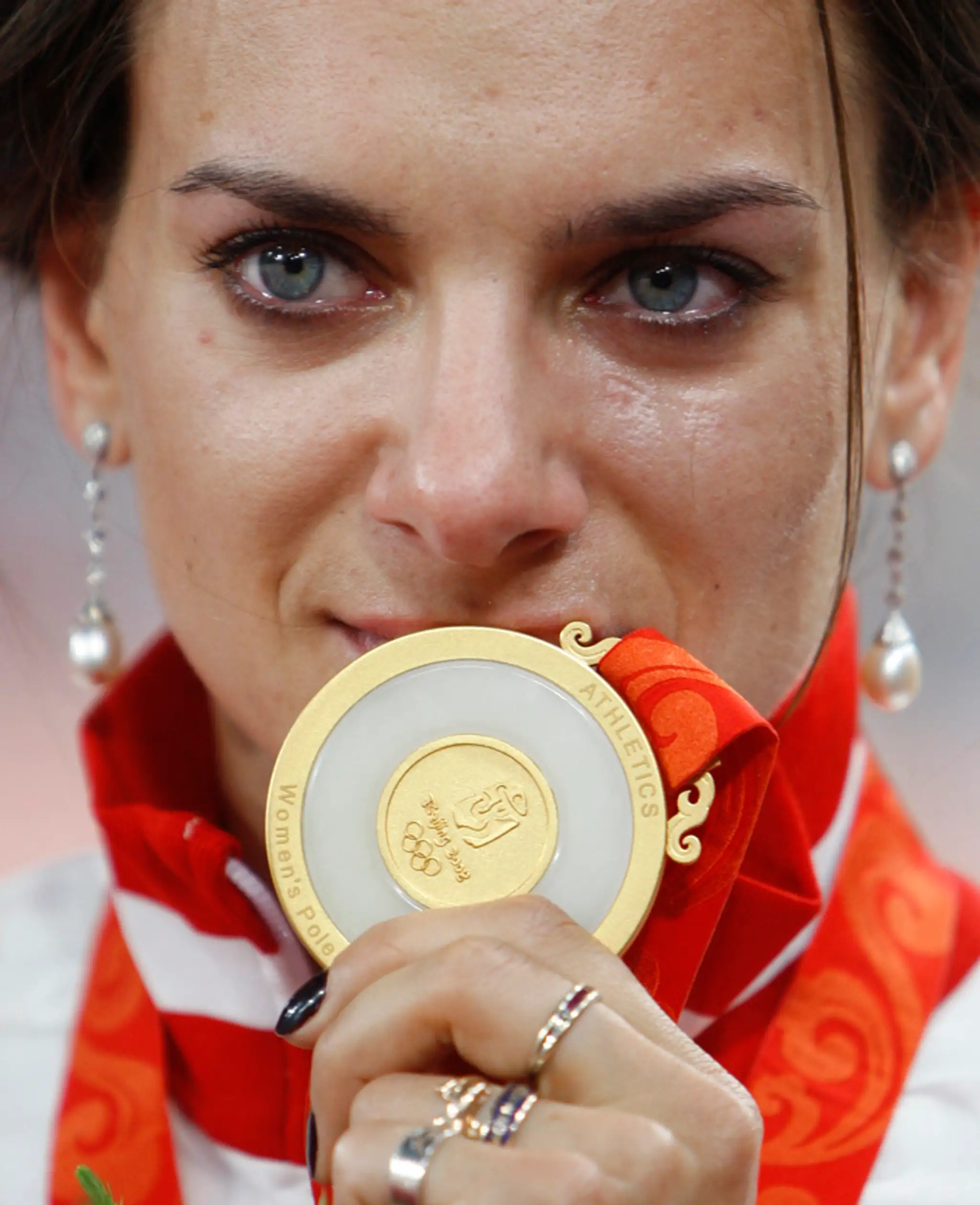 Ruská skokanka Jelena Isinbajevová so zlatou medailou po víťazstve v skoku o žrdi na OH v Pekingu 2008.. 