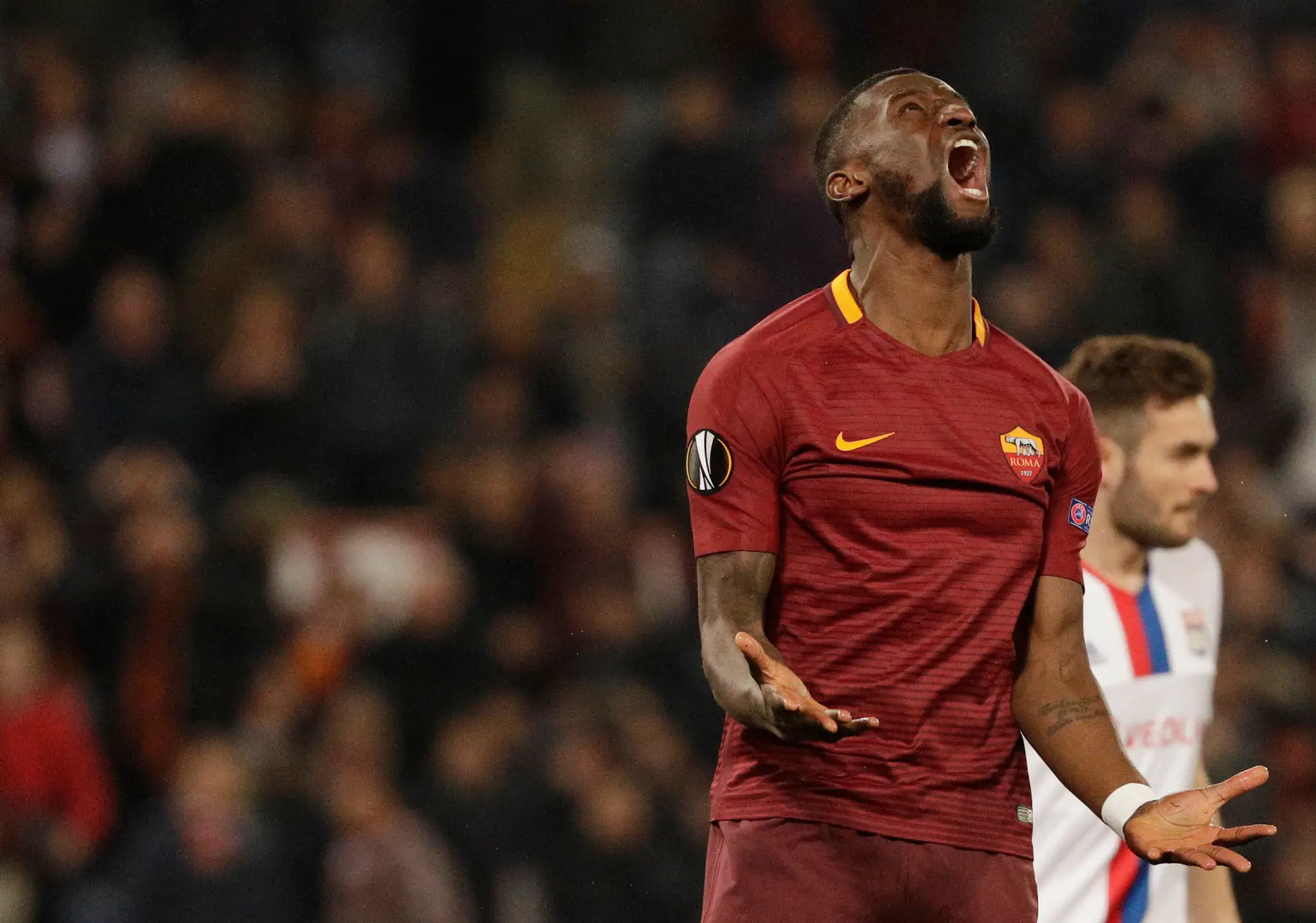 Antonio Rüdiger z AS Rím si spytuje svedomie v odvete osemfinále EL proti Lyonu.