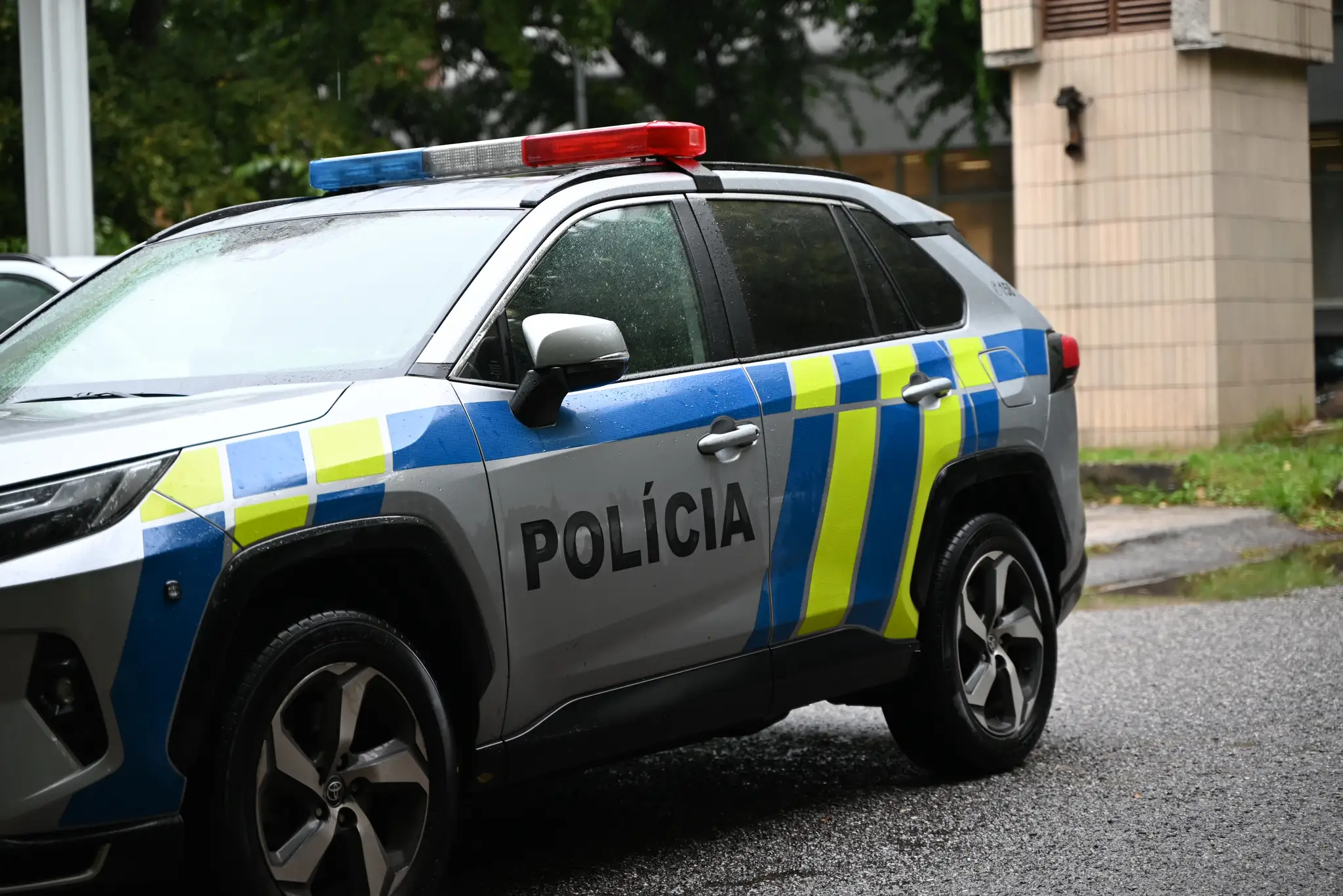 Polícia, policajné auto. Ilustračná snímka
