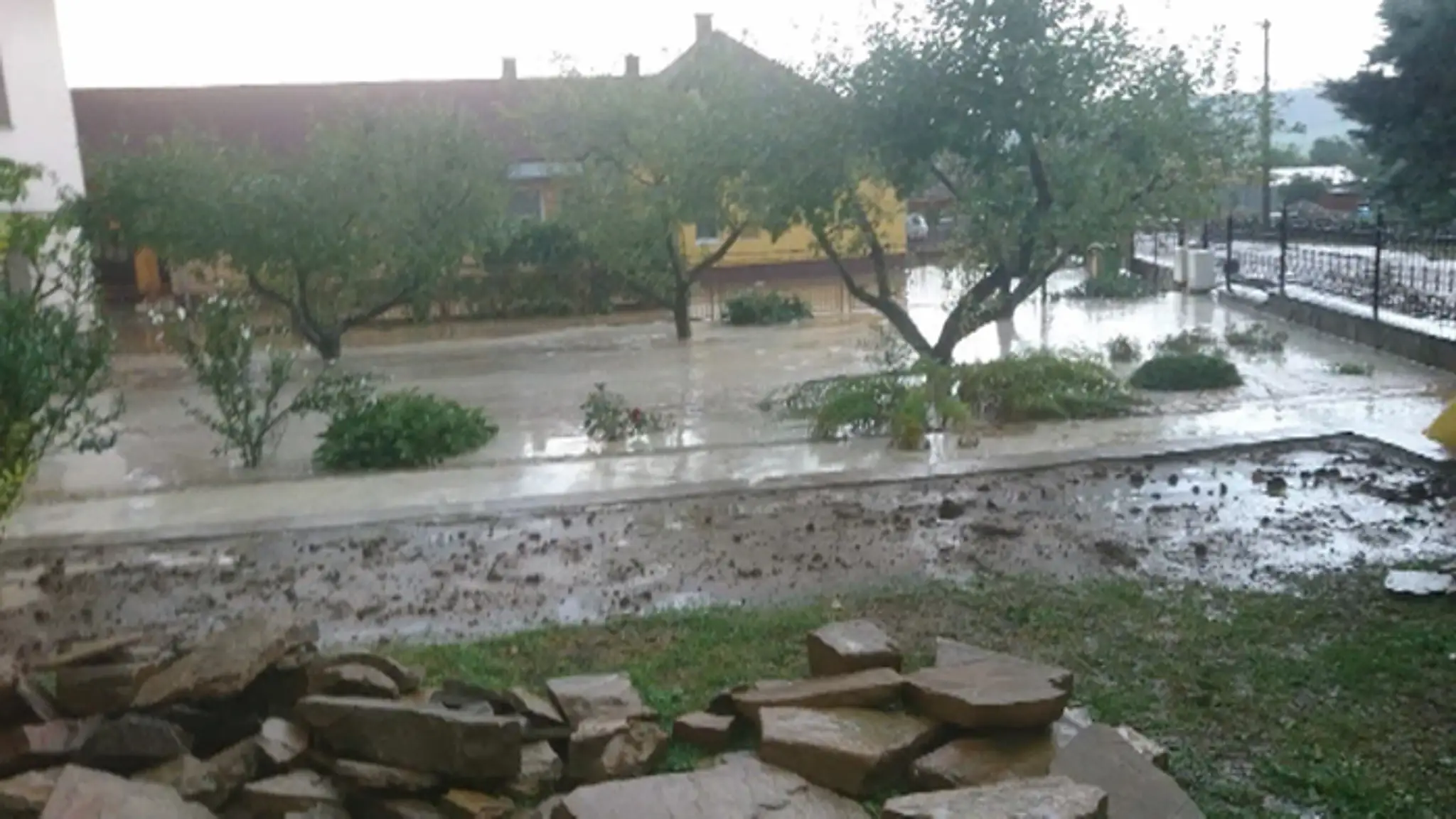 Záhrada po silnej prietrži mračien v obci Záhradné.