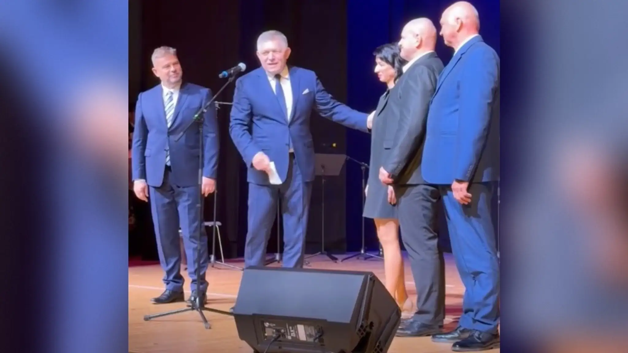 Premiér Robert Fico a kandidát na primátora Svidníka Radovan Olejár (vľavo) v Kultúrnom dome vo Svidníku.