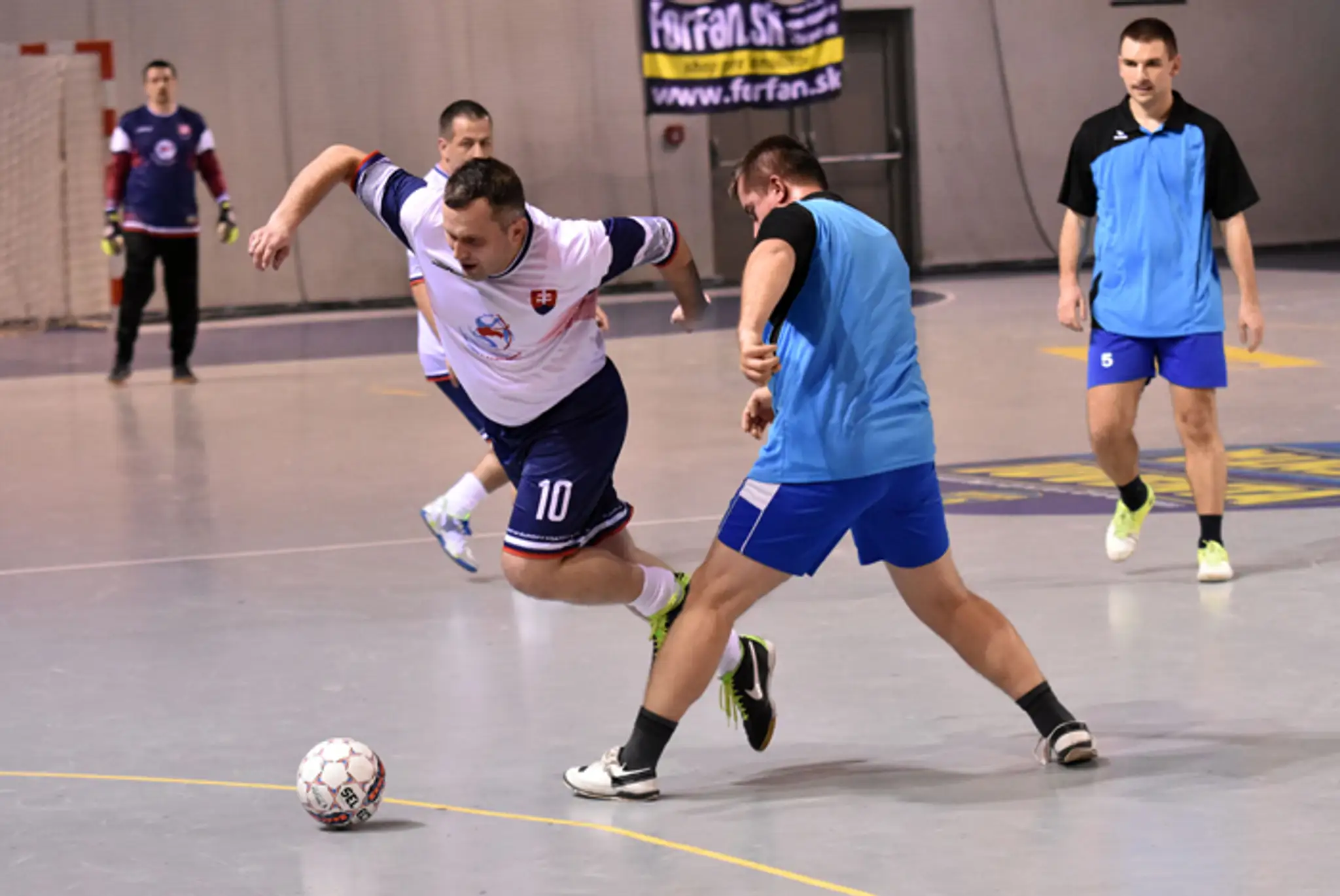 Reprezentant Michal Fejko v zápase s Čiernou Horou na ME kňazov v halovom futbale v Michalovciach.