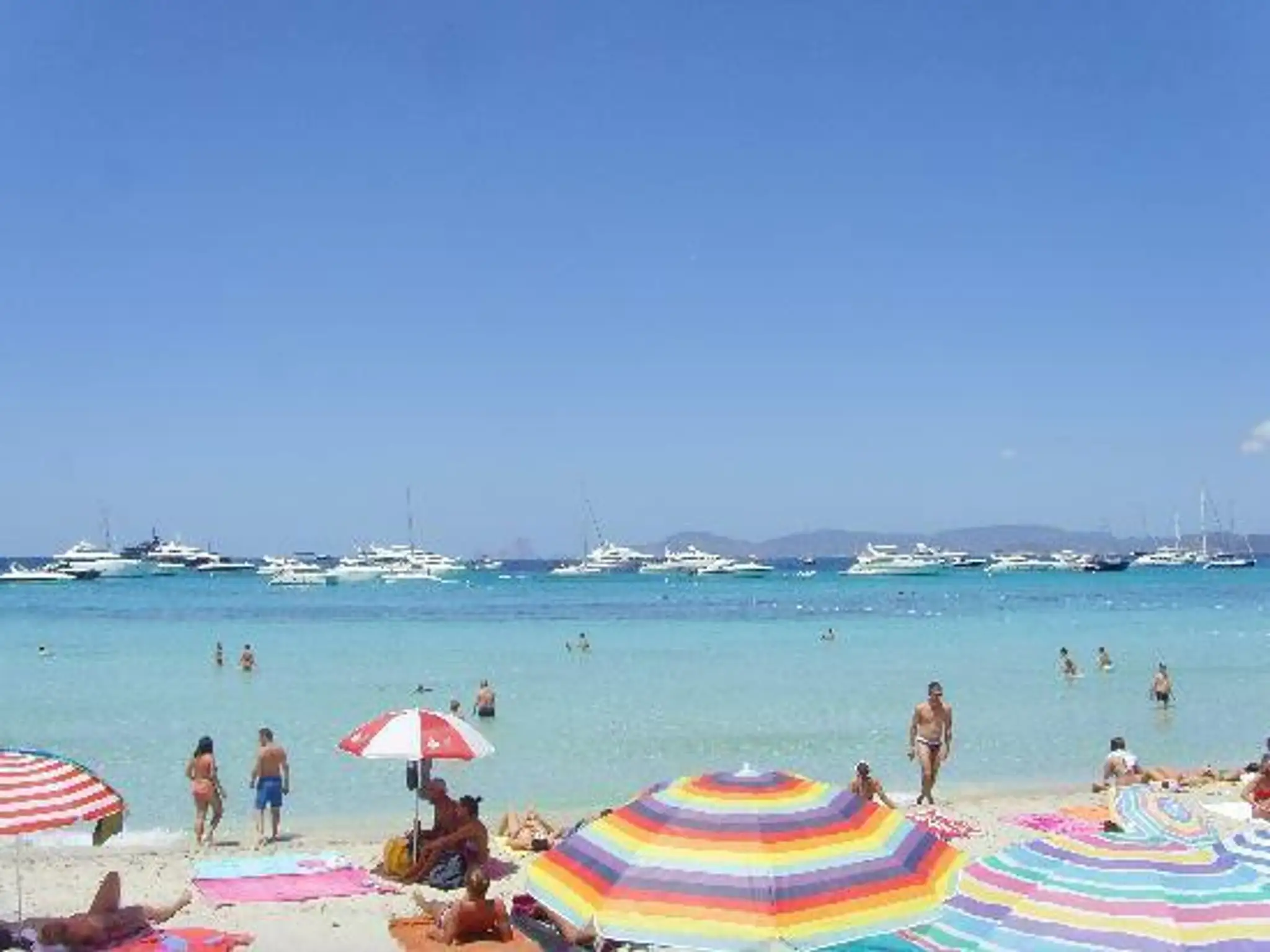 Pláž Playa de Ses Illetes, Formentera, Baleárske ostrovy.