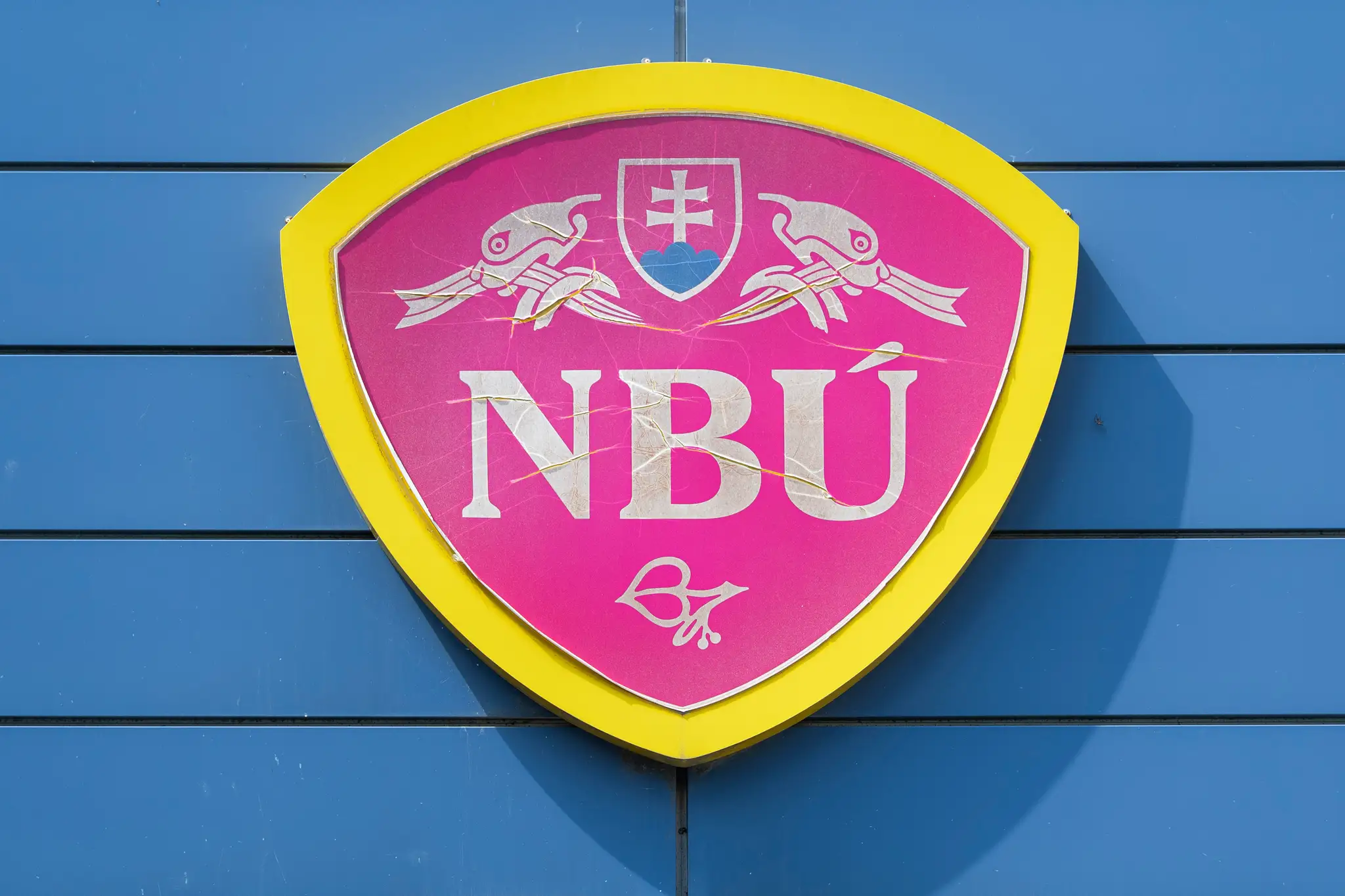 NBÚ.