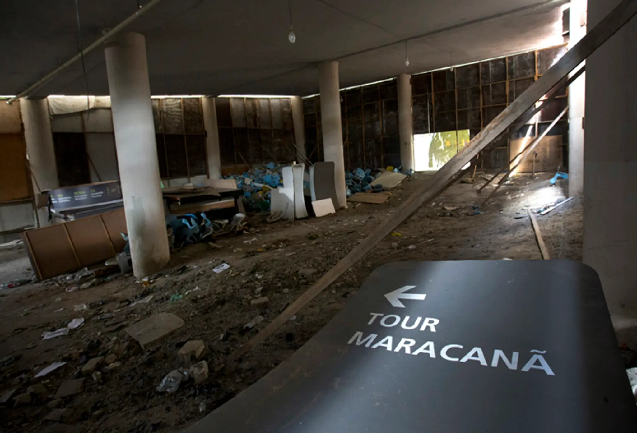 Pohľad na vytrhnuté stoličky vo vnútri futbalového štadióna Maracana v Riu. 