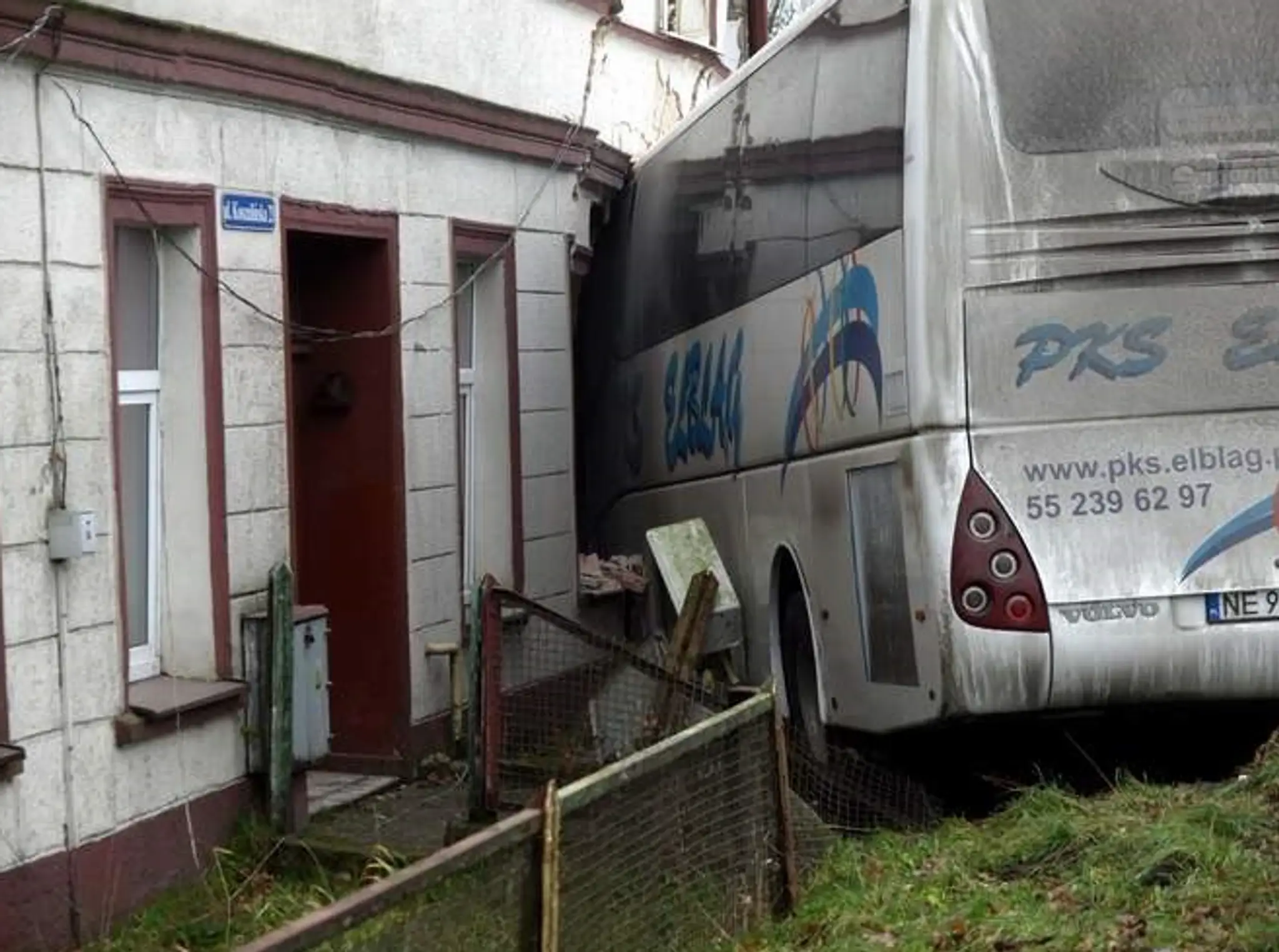 Autobus narazil do obytného domu v obci Sianow