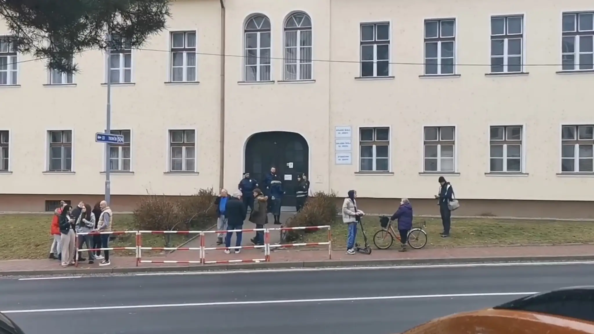 Žiaci pred školou v Novom Meste nad Váhom, kde sa strieľalo.