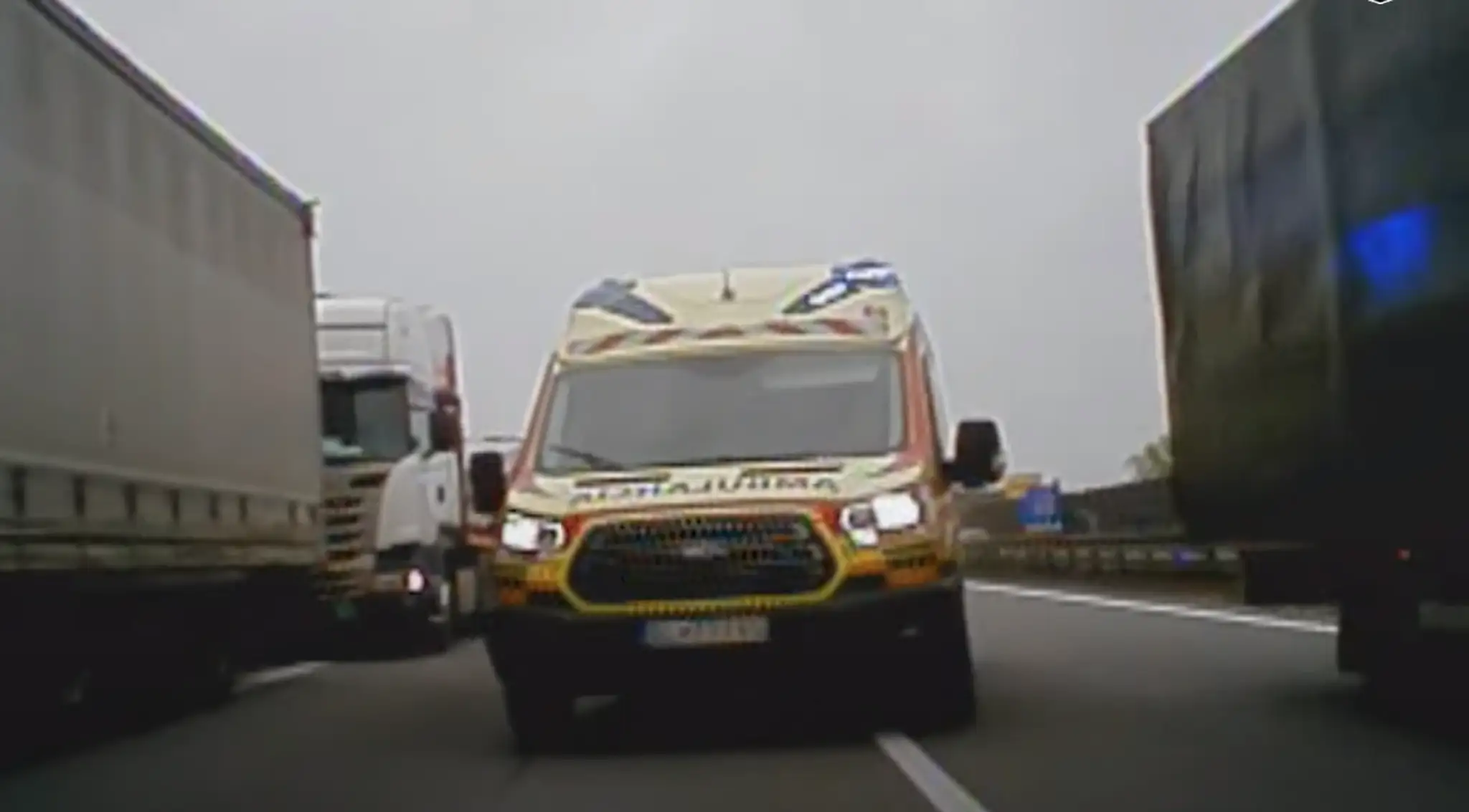 Na snímke je sanitka, ktorá uviazla na diaľnici v Brne. Pomohli jej českí policajti. 