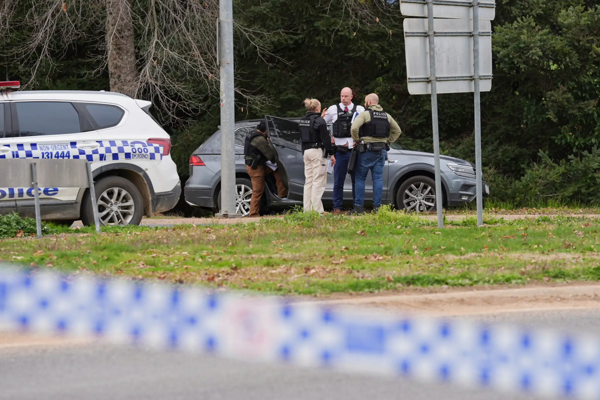 Na snímke policajti čakajú na mieste streľby v obci Porepunkah, ktorá leží na úpätí hory v severovýchodnej časti austrálskeho štátu Viktória.