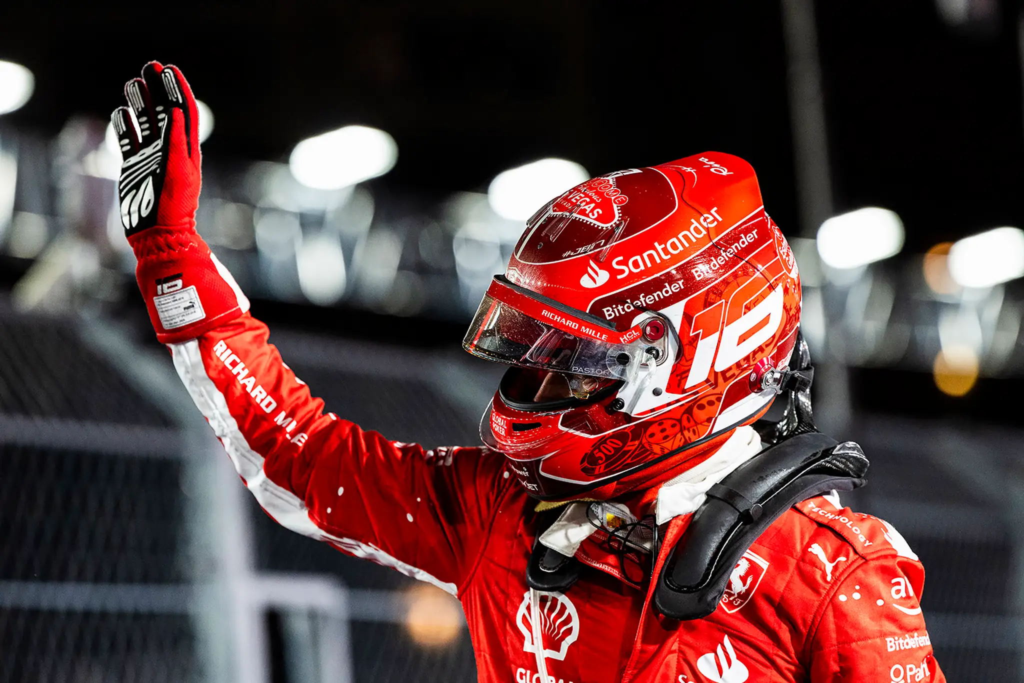 Pilot Ferrari Charles Leclerc zdraví fanúšikov.