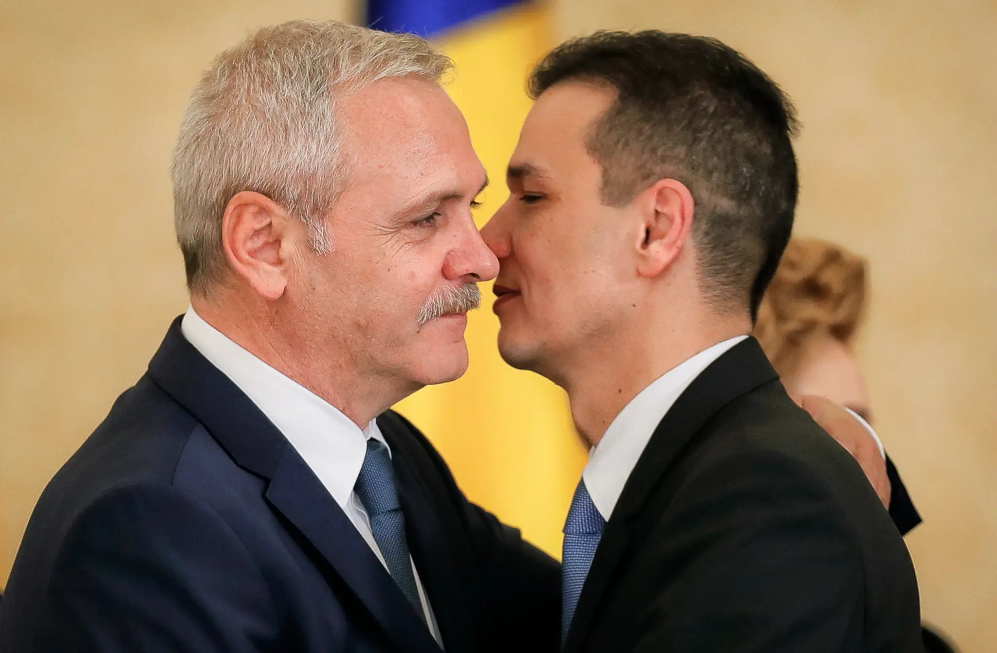 Premiér Sorin Grindeanu sa objíma z predsedom PSD Liviu Dragneom.