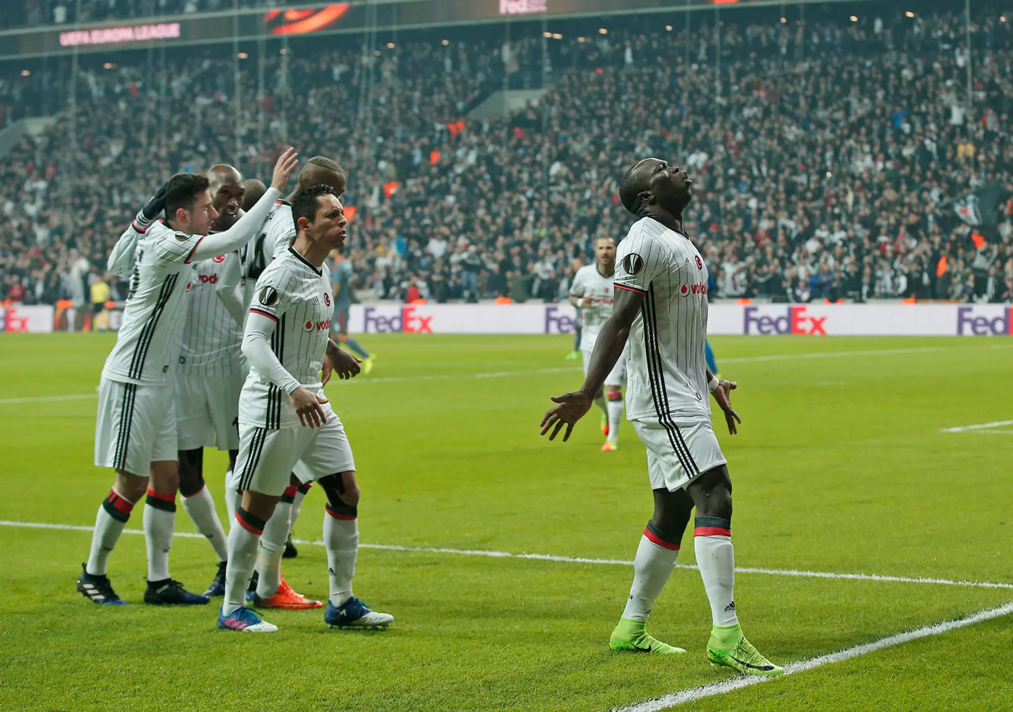 Vincent Aboubakar (vpravo) z Besiktasu oslavuje gól so spoluhráčmi v odvete osemfinále EL proti Olympiacosu.