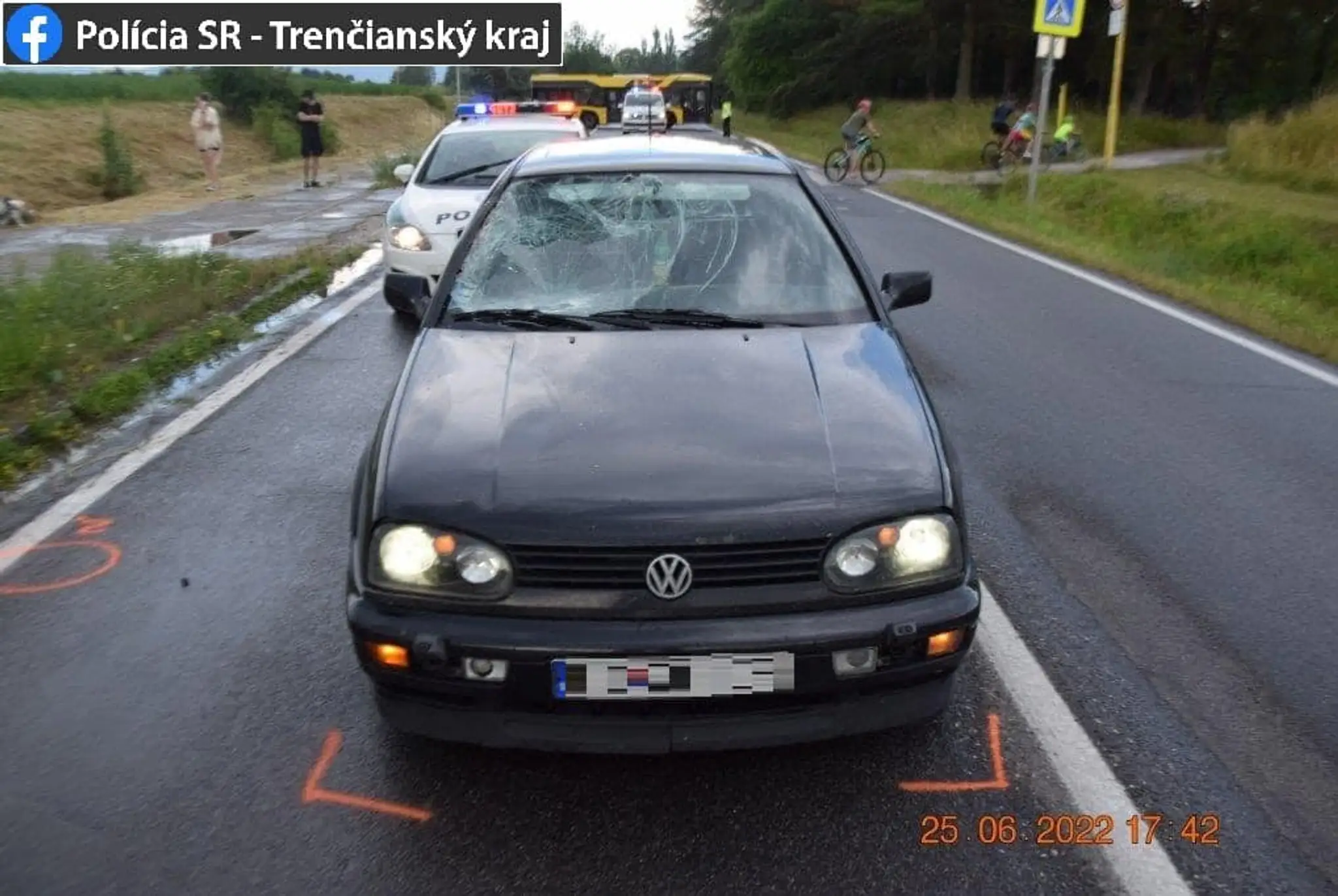 Auto po zrážke s chodcom