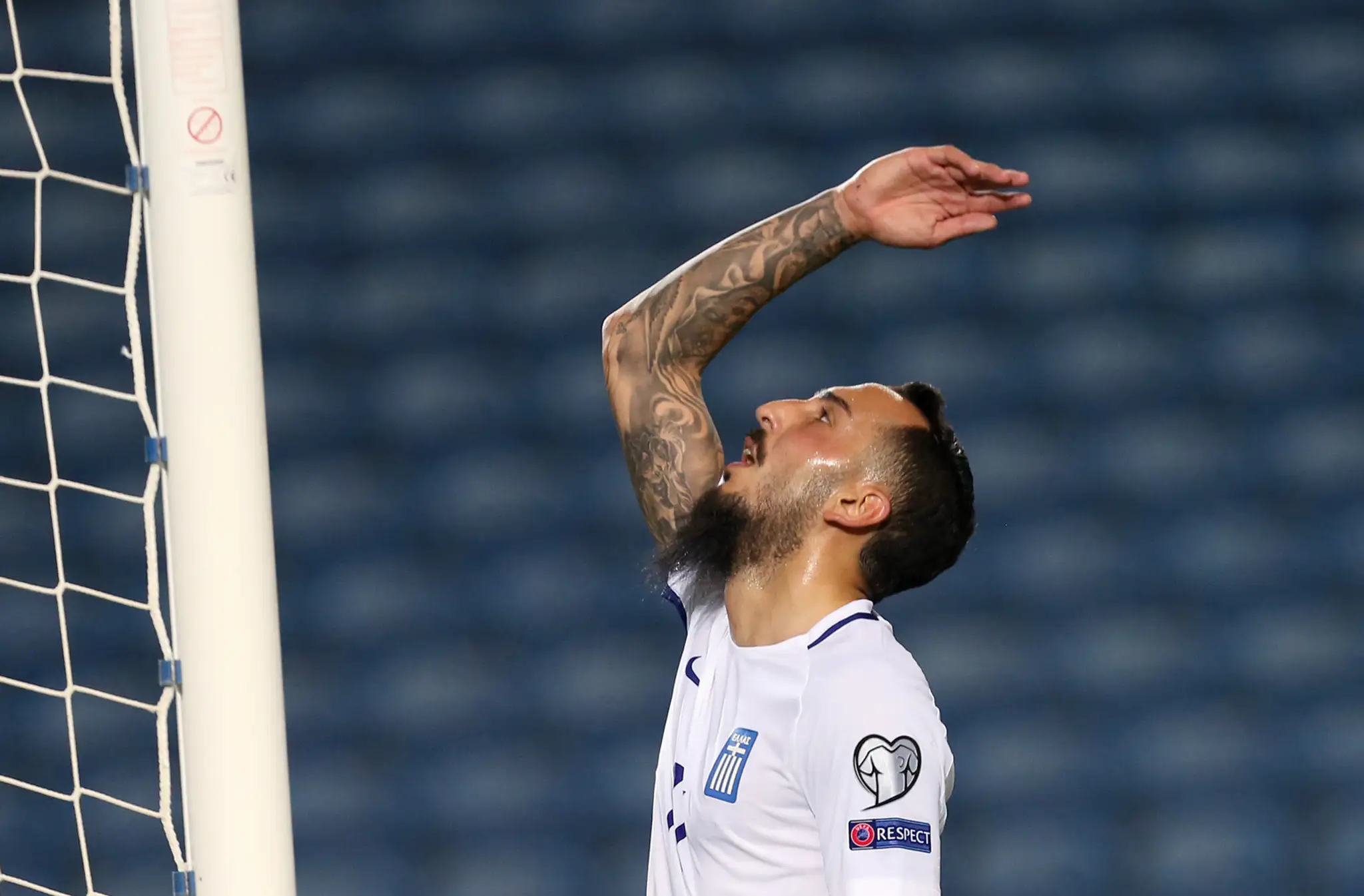 Grécky útočník Kostas Mitroglou si spytuje svedomie po zahodenej šanci v kvalifikačnom dueli o postup na MS 2018 na pôde Gibralt