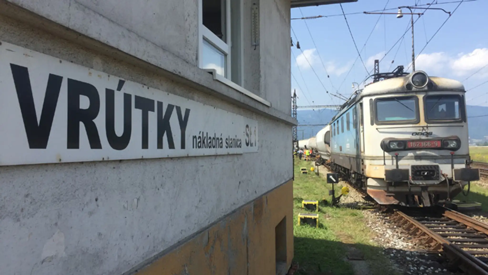Vo Vrútkach sa vykoľajilo päť vozňov nákladného vlaku.
