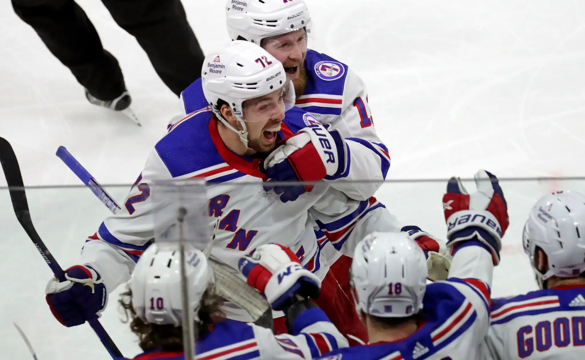 Hokejista New Yorku Rangers Filip Chytil sa teší so spoluhráčmi po strelení gólu.