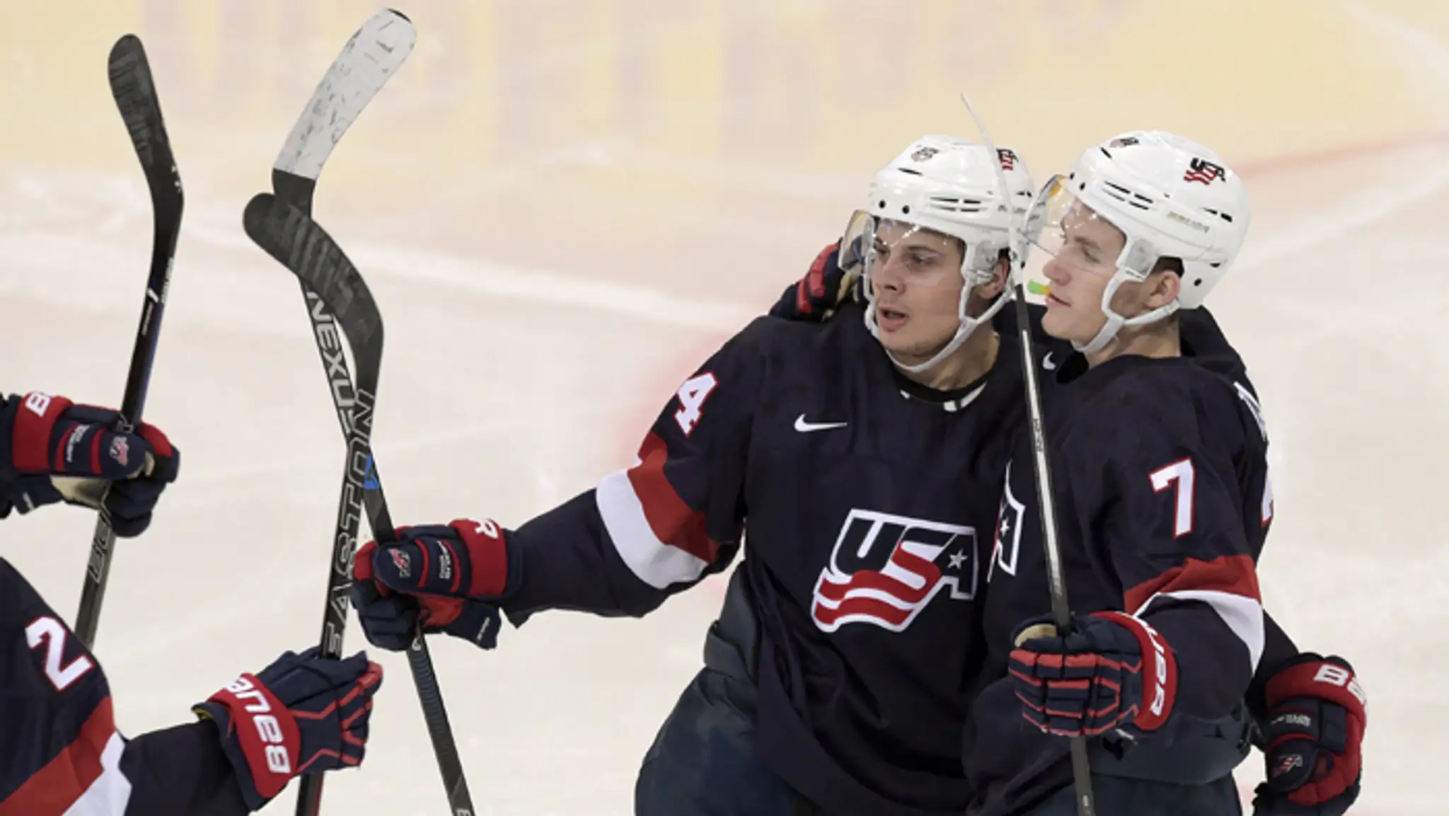 Americkí hokejisti Auston Matthews (vľavo) a Mathew Tkachuk na MS 20.