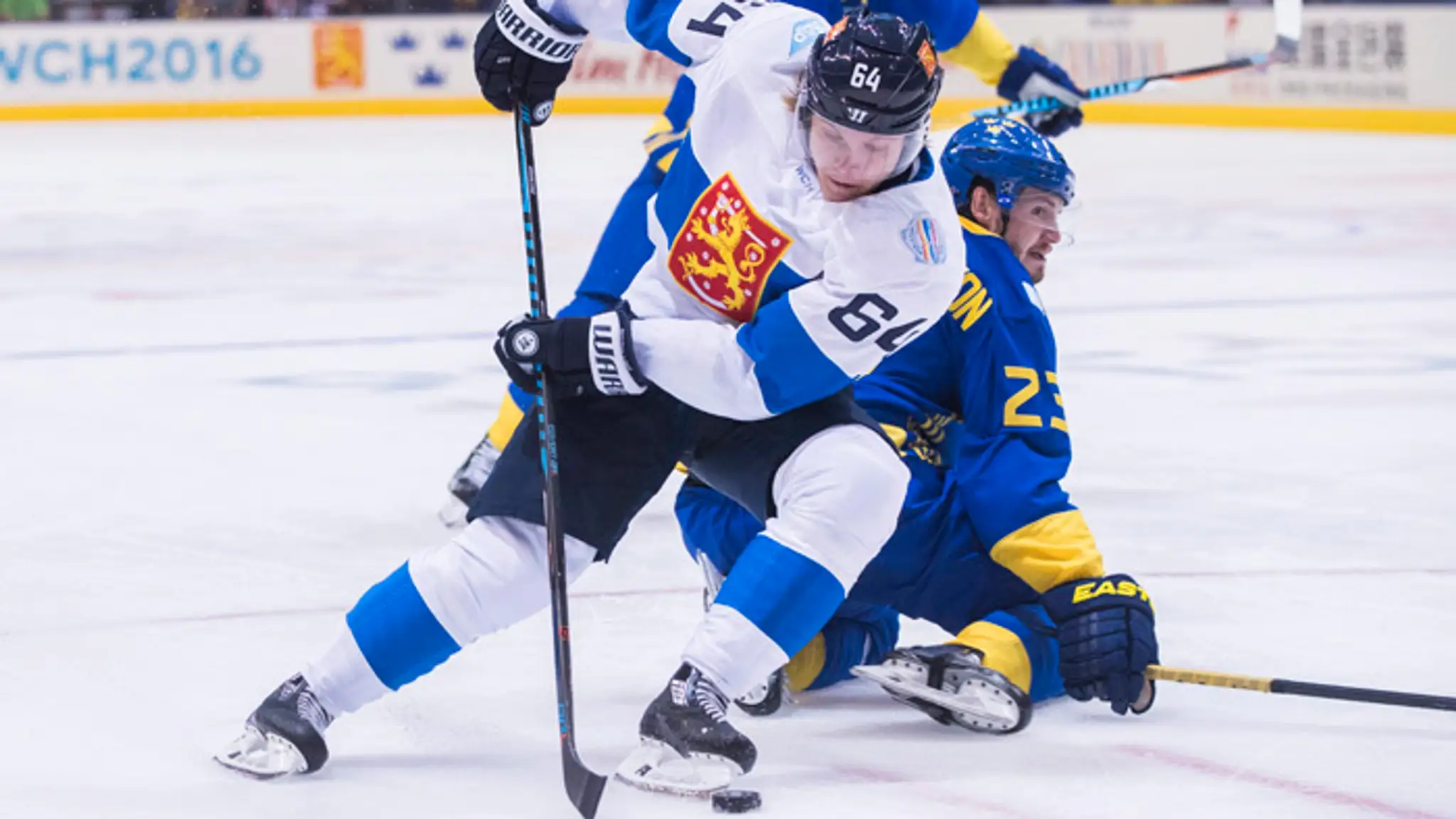 Mikael Granlund (Fínsko) spracoval puk poza švédskeho hráča Olivera Ekman-Larssona