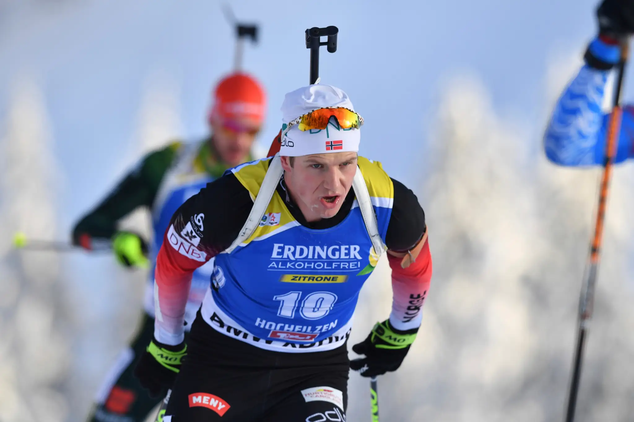 Biatlonista Vetle Sjaastad Christiansen v stíhačke v Hochfilzene.