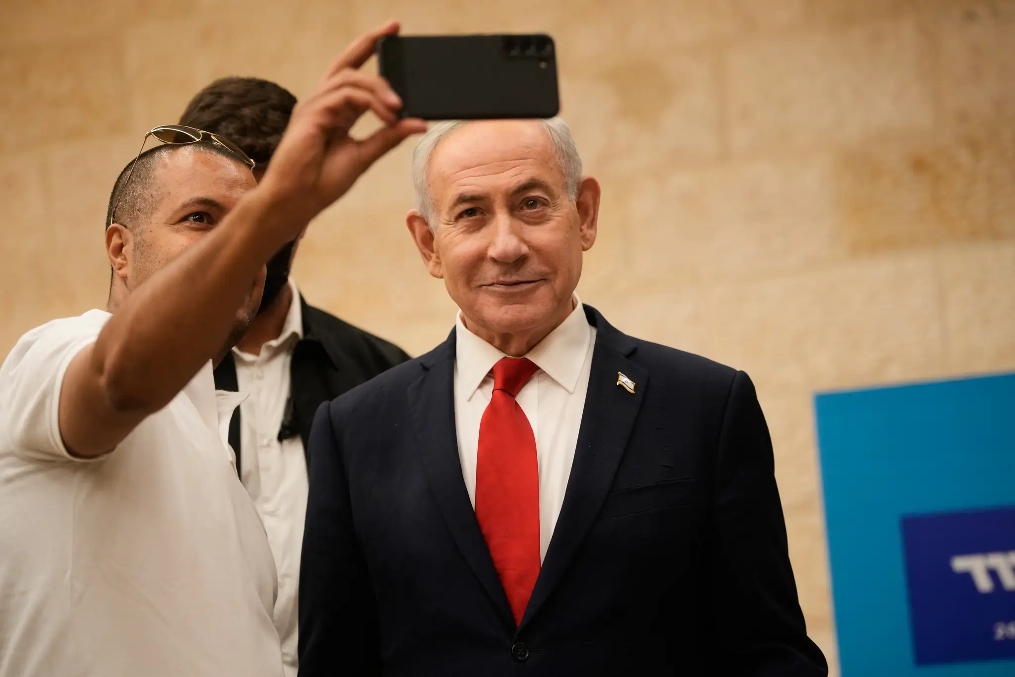 Muž si robí selfie s izraelským premiérom Benjaminom Netanjahuom počas primárnych volieb strany Likud.