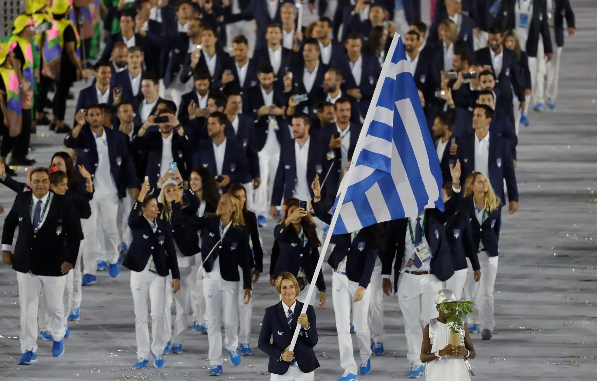 Skúsená grécka jachtárka Sofia Bekatorouová vedie svojich krajanov na otváracom ceremoniáli OH v Riu de Janeiro